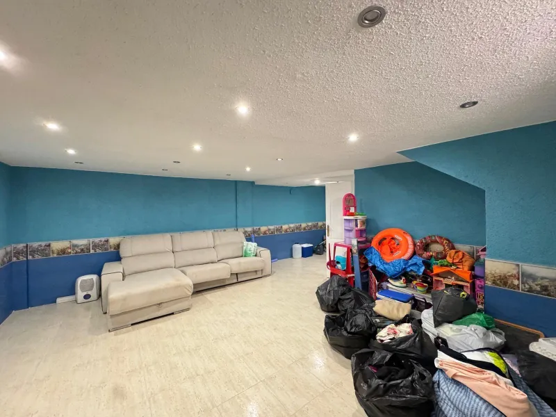 ADOSADO EN GUARDAMAR DEL SEGURA CON GARAJE A 400 METROS DE PLAYA. 3 DORM. 2 BAÑOS. SOTANO DE 60 M2. PISCINA COMUNITARIA.