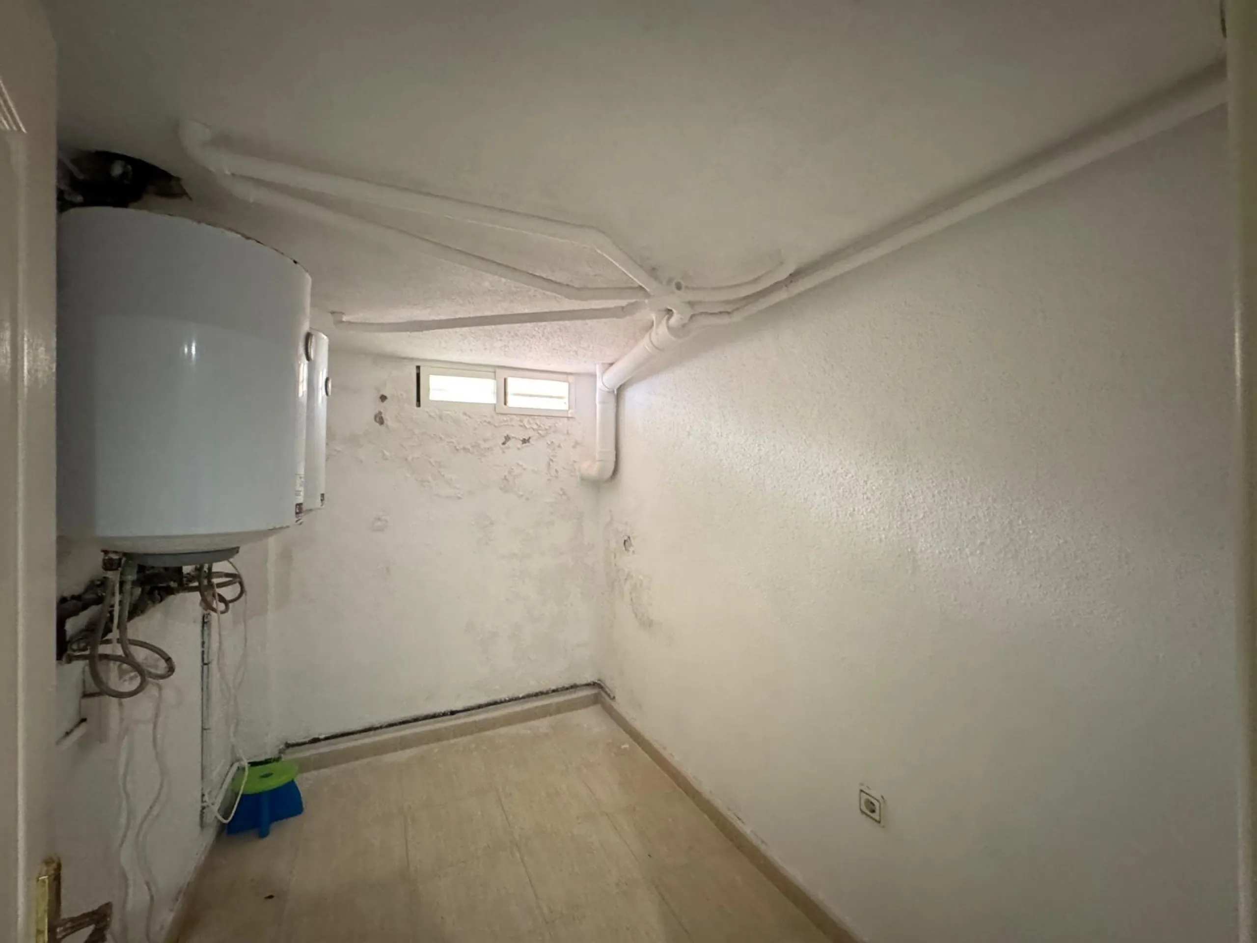ADOSADO EN GUARDAMAR DEL SEGURA CON GARAJE A 400 METROS DE PLAYA. 3 DORM. 2 BAÑOS. SOTANO DE 60 M2. PISCINA COMUNITARIA.