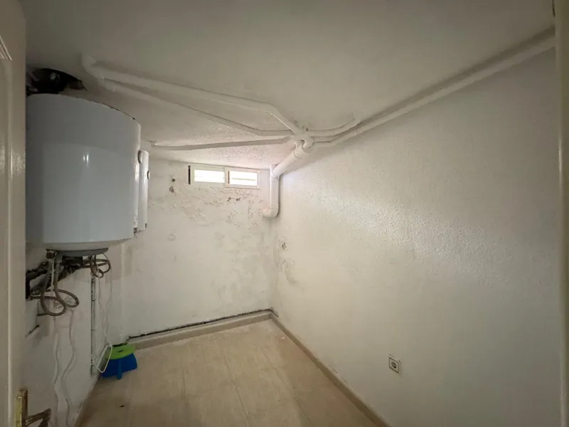 ADOSADO EN GUARDAMAR DEL SEGURA CON GARAJE A 400 METROS DE PLAYA. 3 DORM. 2 BAÑOS. SOTANO DE 60 M2. PISCINA COMUNITARIA.