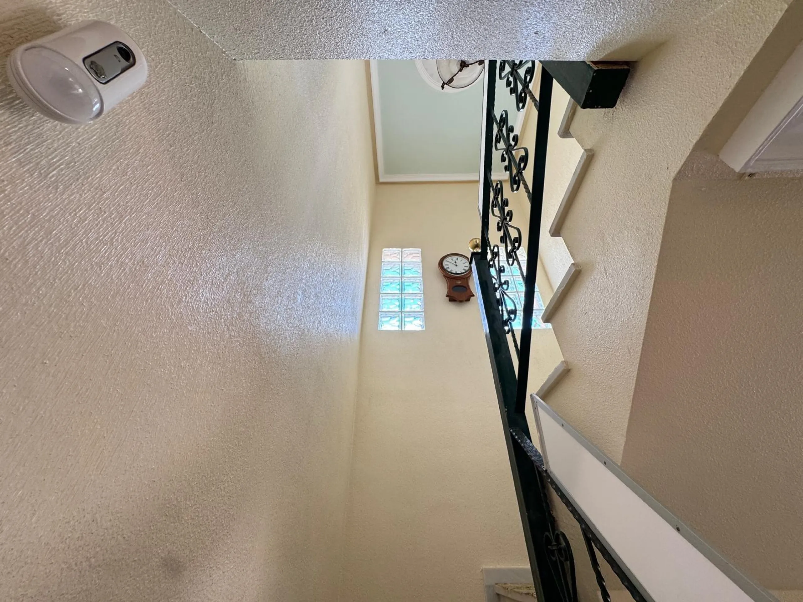 ADOSADO EN GUARDAMAR DEL SEGURA CON GARAJE A 400 METROS DE PLAYA. 3 DORM. 2 BAÑOS. SOTANO DE 60 M2. PISCINA COMUNITARIA.