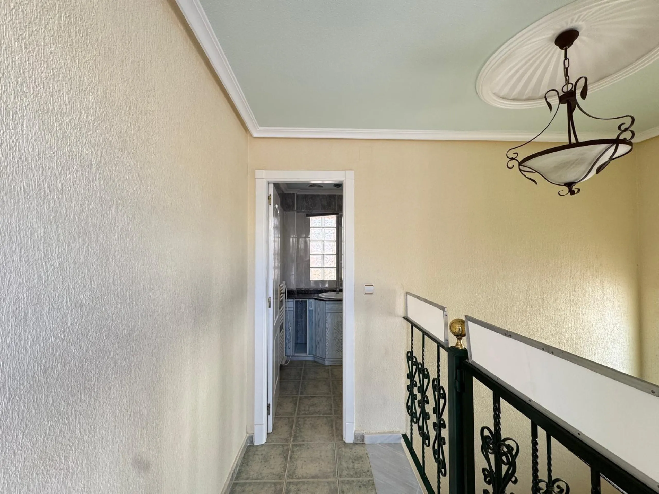 ADOSADO EN GUARDAMAR DEL SEGURA CON GARAJE A 400 METROS DE PLAYA. 3 DORM. 2 BAÑOS. SOTANO DE 60 M2. PISCINA COMUNITARIA.