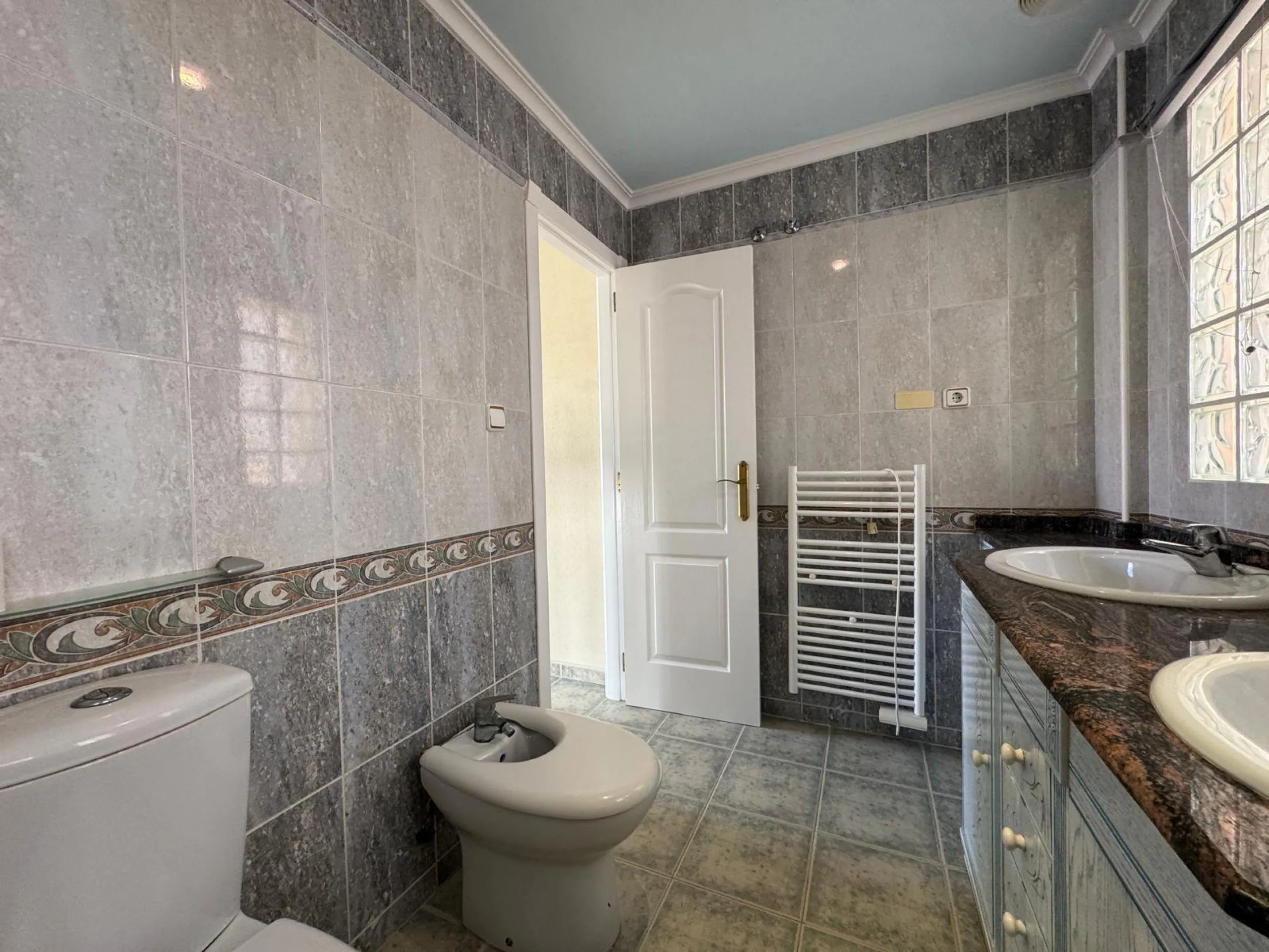 ADOSADO EN GUARDAMAR DEL SEGURA CON GARAJE A 400 METROS DE PLAYA. 3 DORM. 2 BAÑOS. SOTANO DE 60 M2. PISCINA COMUNITARIA.