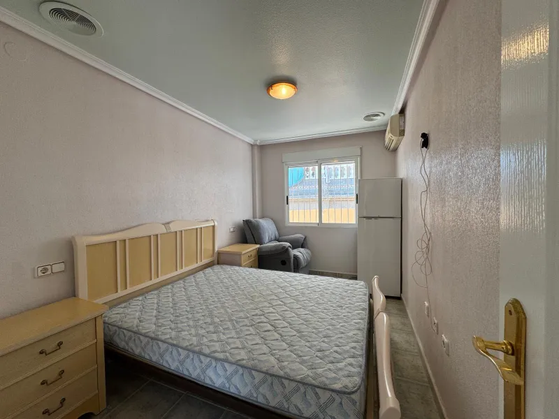 ADOSADO EN GUARDAMAR DEL SEGURA CON GARAJE A 400 METROS DE PLAYA. 3 DORM. 2 BAÑOS. SOTANO DE 60 M2. PISCINA COMUNITARIA.