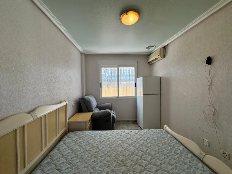 ADOSADO EN GUARDAMAR DEL SEGURA CON GARAJE A 400 METROS DE PLAYA. 3 DORM. 2 BAÑOS. SOTANO DE 60 M2. PISCINA COMUNITARIA.