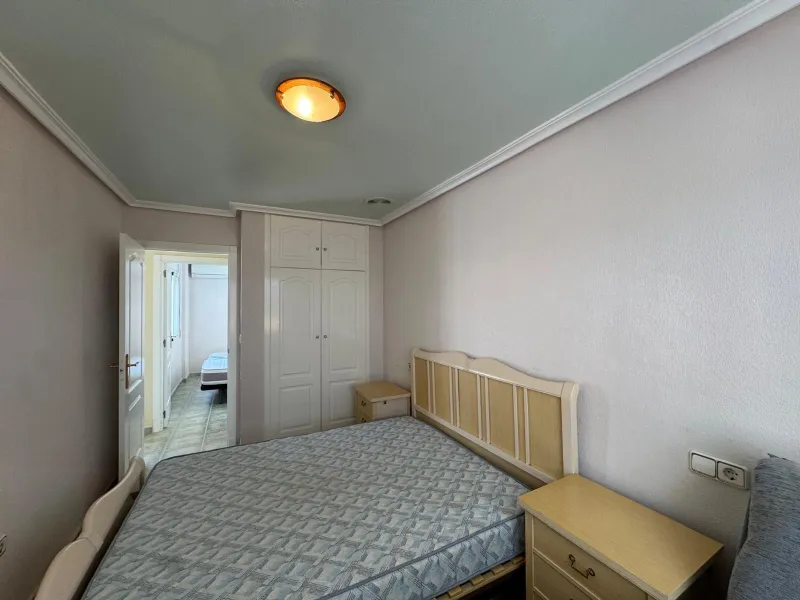 ADOSADO EN GUARDAMAR DEL SEGURA CON GARAJE A 400 METROS DE PLAYA. 3 DORM. 2 BAÑOS. SOTANO DE 60 M2. PISCINA COMUNITARIA.