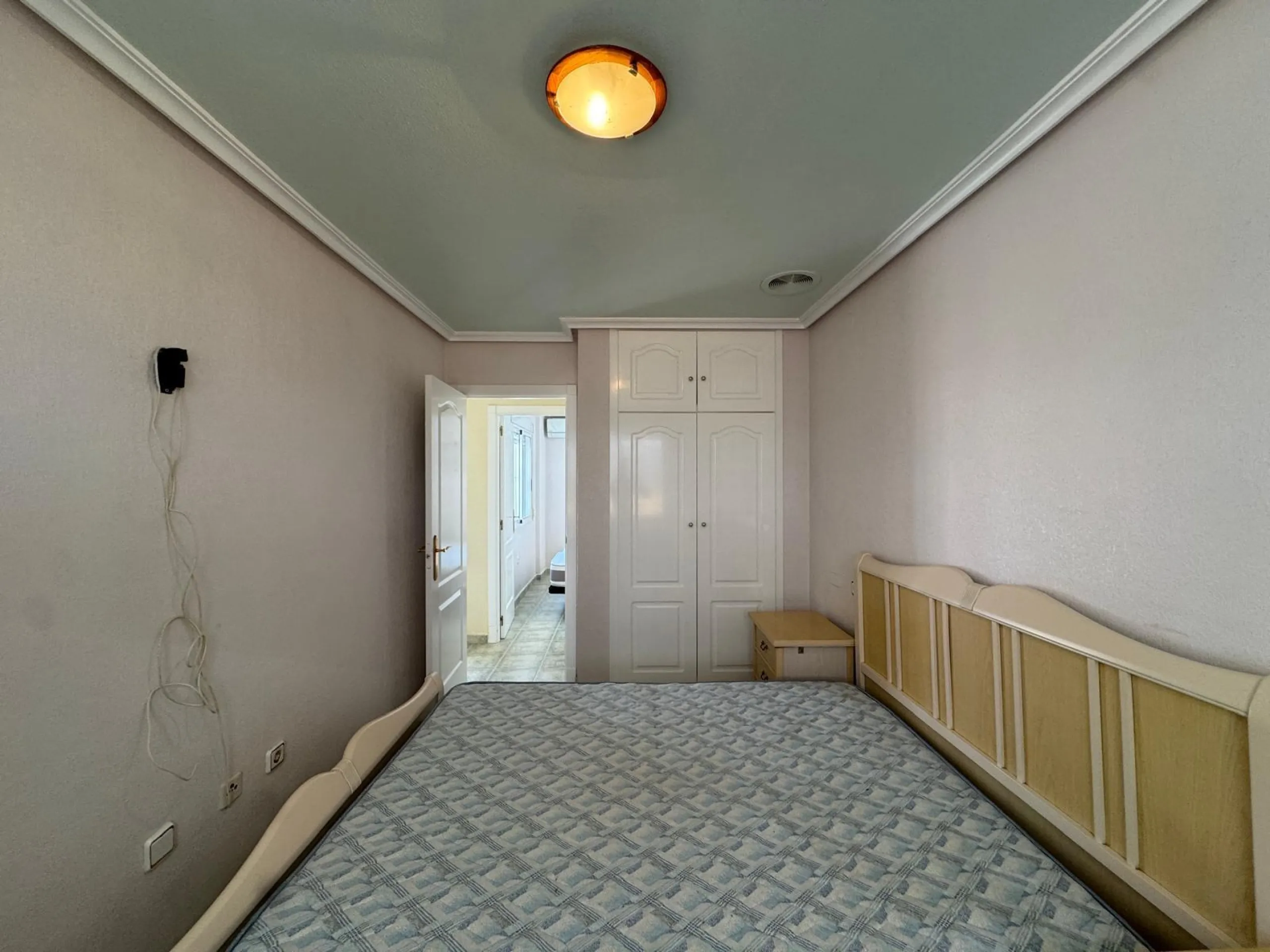 ADOSADO EN GUARDAMAR DEL SEGURA CON GARAJE A 400 METROS DE PLAYA. 3 DORM. 2 BAÑOS. SOTANO DE 60 M2. PISCINA COMUNITARIA.