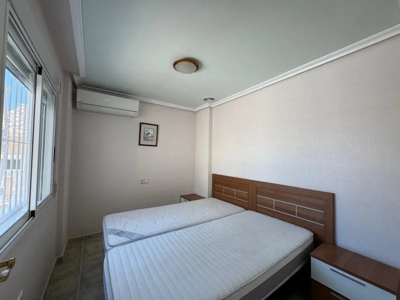 ADOSADO EN GUARDAMAR DEL SEGURA CON GARAJE A 400 METROS DE PLAYA. 3 DORM. 2 BAÑOS. SOTANO DE 60 M2. PISCINA COMUNITARIA.