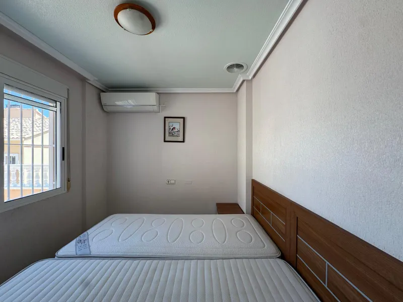ADOSADO EN GUARDAMAR DEL SEGURA CON GARAJE A 400 METROS DE PLAYA. 3 DORM. 2 BAÑOS. SOTANO DE 60 M2. PISCINA COMUNITARIA.