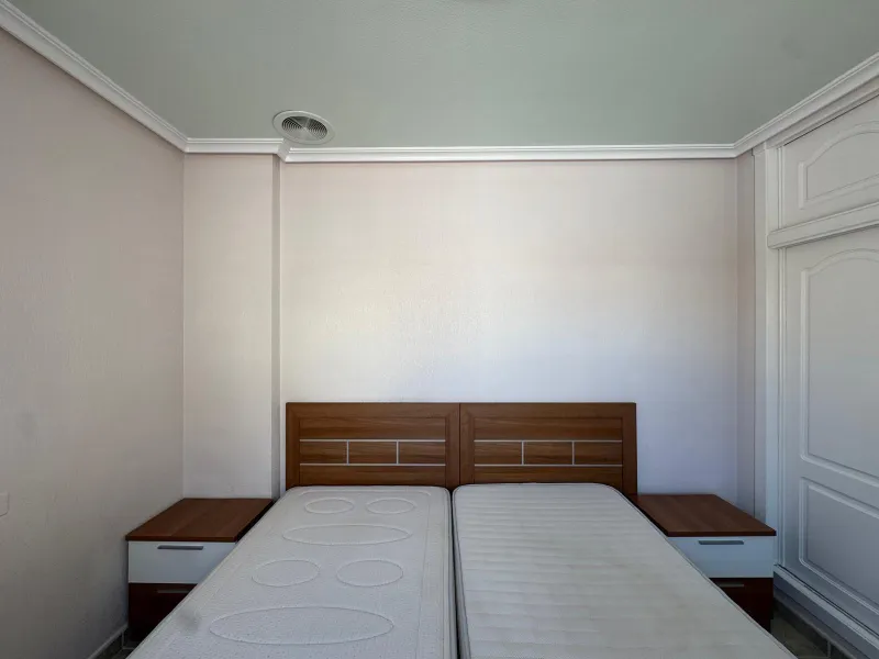 ADOSADO EN GUARDAMAR DEL SEGURA CON GARAJE A 400 METROS DE PLAYA. 3 DORM. 2 BAÑOS. SOTANO DE 60 M2. PISCINA COMUNITARIA.