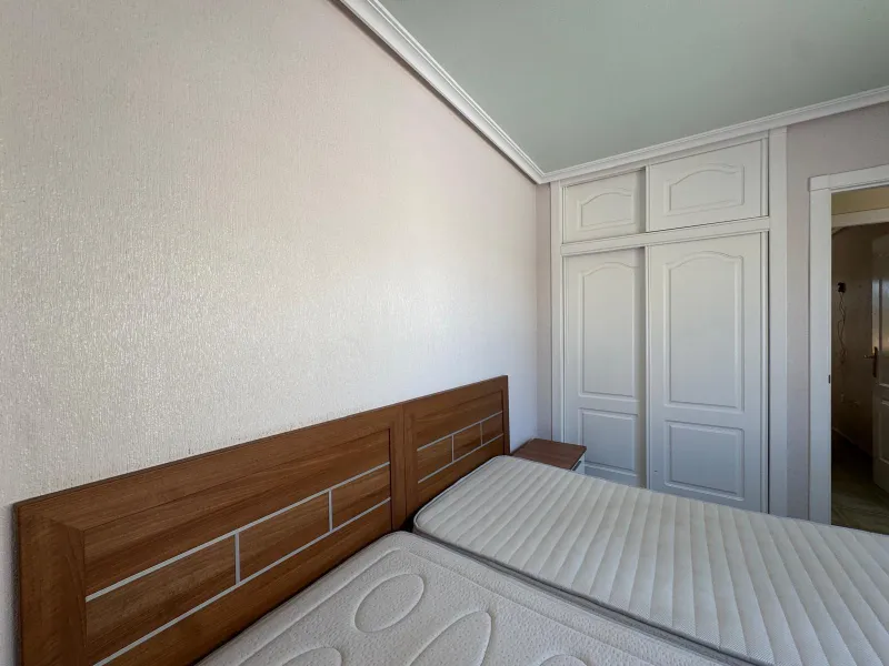 ADOSADO EN GUARDAMAR DEL SEGURA CON GARAJE A 400 METROS DE PLAYA. 3 DORM. 2 BAÑOS. SOTANO DE 60 M2. PISCINA COMUNITARIA.