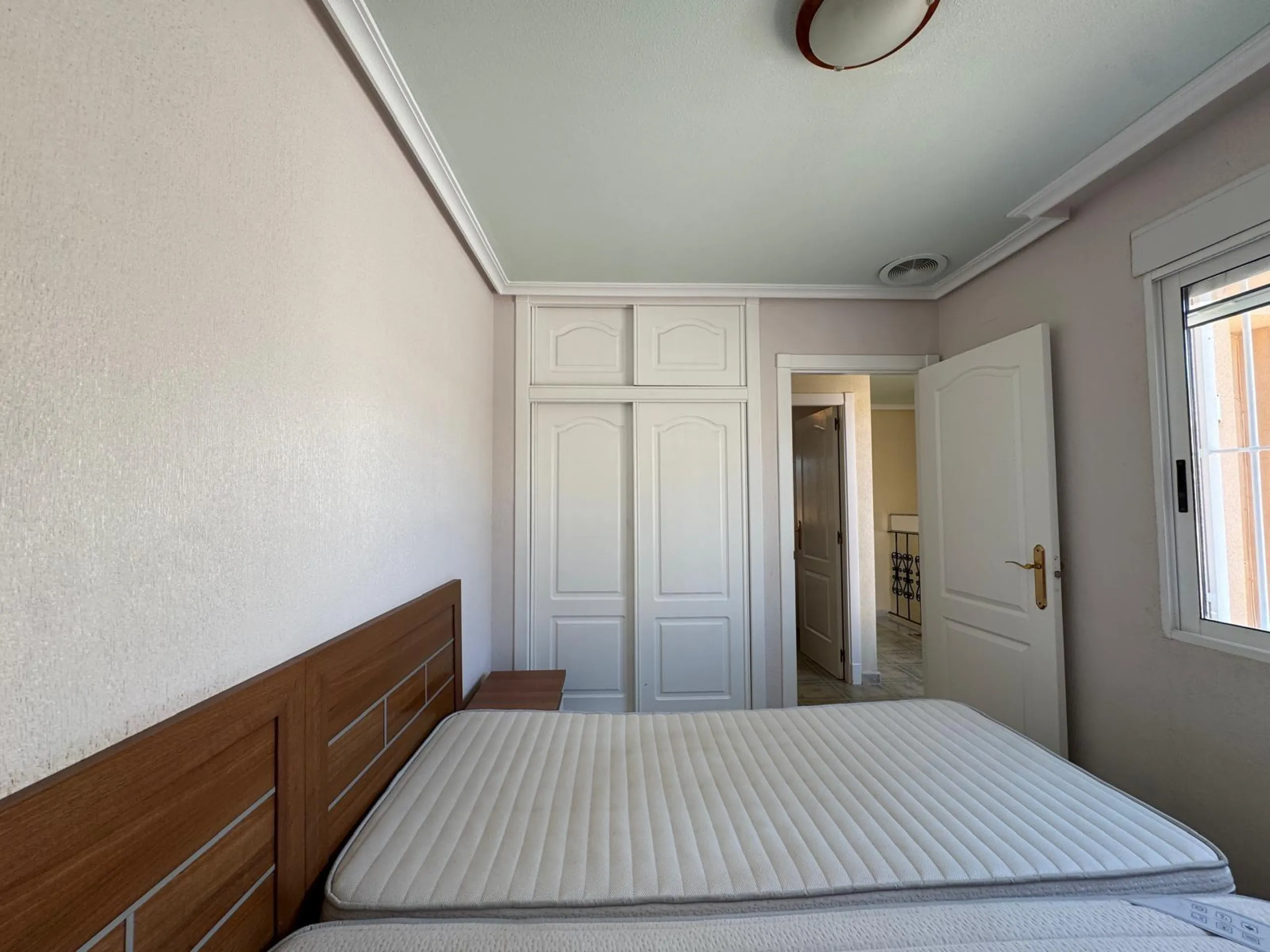 ADOSADO EN GUARDAMAR DEL SEGURA CON GARAJE A 400 METROS DE PLAYA. 3 DORM. 2 BAÑOS. SOTANO DE 60 M2. PISCINA COMUNITARIA.