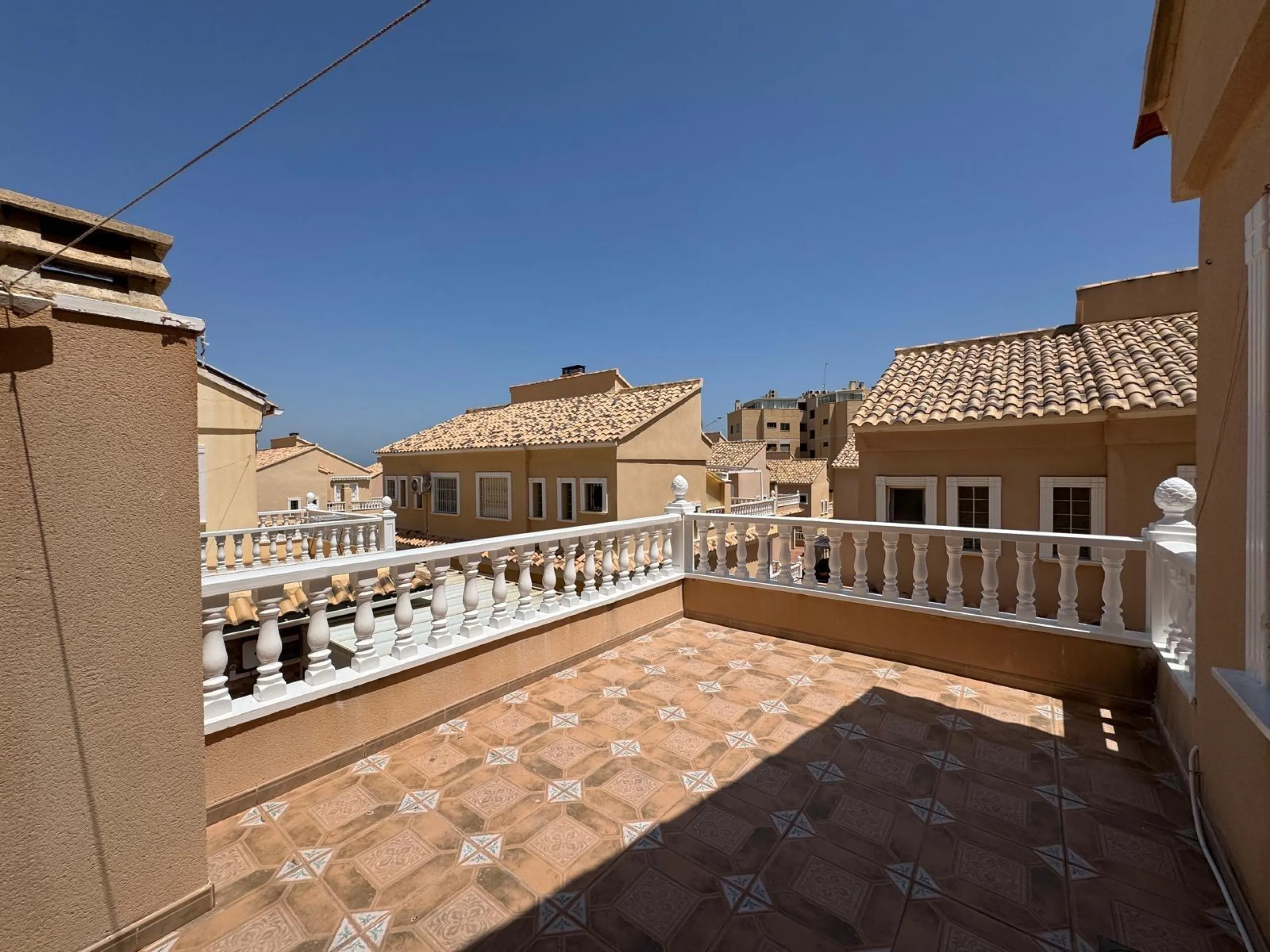 ADOSADO EN GUARDAMAR DEL SEGURA CON GARAJE A 400 METROS DE PLAYA. 3 DORM. 2 BAÑOS. SOTANO DE 60 M2. PISCINA COMUNITARIA.