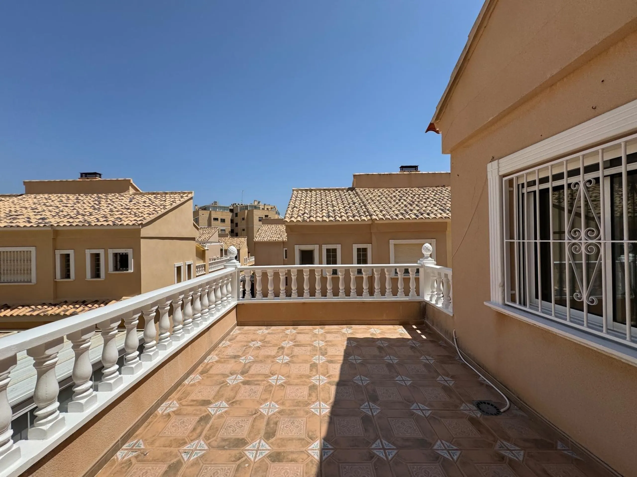 ADOSADO EN GUARDAMAR DEL SEGURA CON GARAJE A 400 METROS DE PLAYA. 3 DORM. 2 BAÑOS. SOTANO DE 60 M2. PISCINA COMUNITARIA.