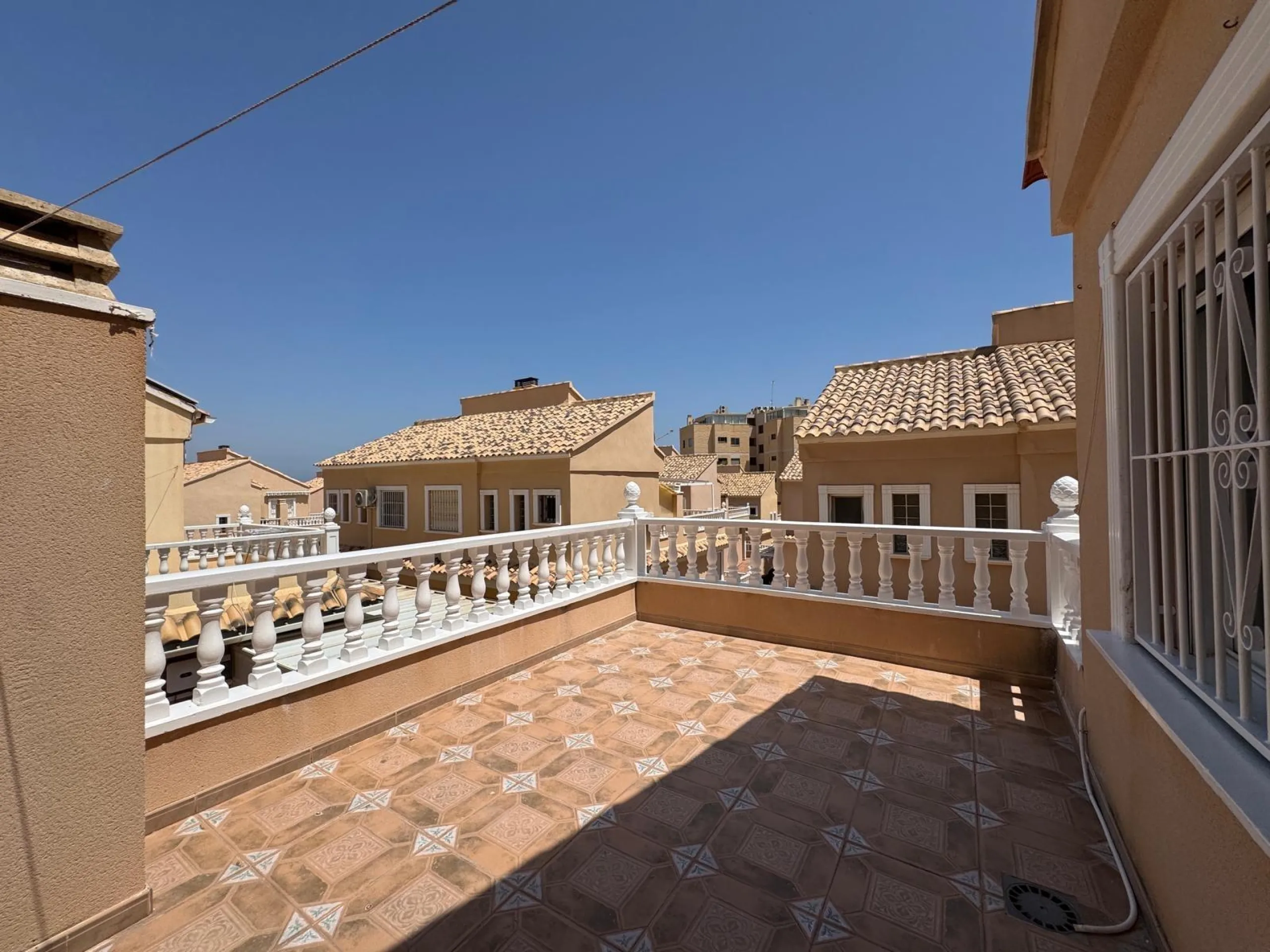 ADOSADO EN GUARDAMAR DEL SEGURA CON GARAJE A 400 METROS DE PLAYA. 3 DORM. 2 BAÑOS. SOTANO DE 60 M2. PISCINA COMUNITARIA.