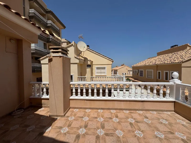 ADOSADO EN GUARDAMAR DEL SEGURA CON GARAJE A 400 METROS DE PLAYA. 3 DORM. 2 BAÑOS. SOTANO DE 60 M2. PISCINA COMUNITARIA.