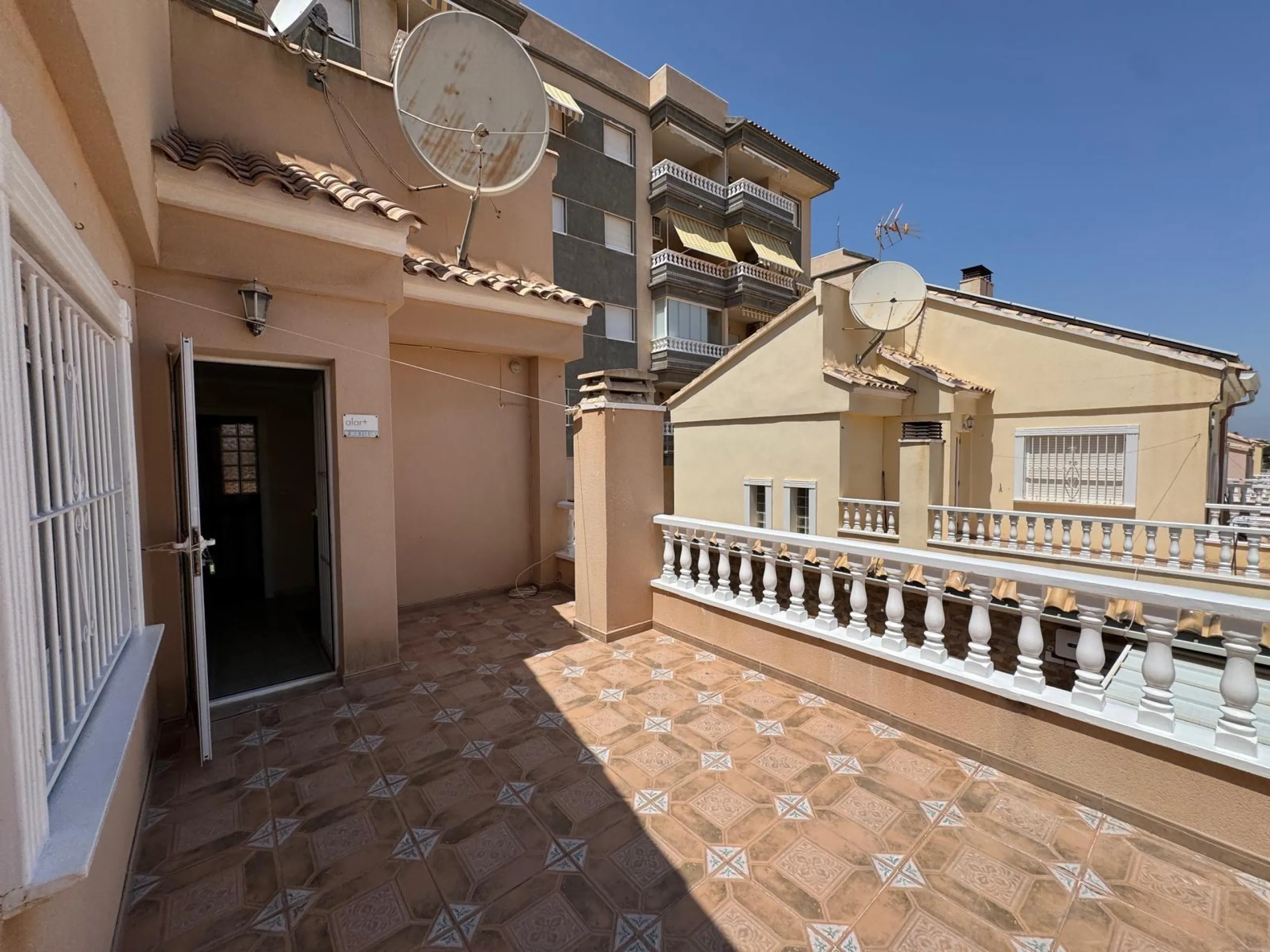ADOSADO EN GUARDAMAR DEL SEGURA CON GARAJE A 400 METROS DE PLAYA. 3 DORM. 2 BAÑOS. SOTANO DE 60 M2. PISCINA COMUNITARIA.