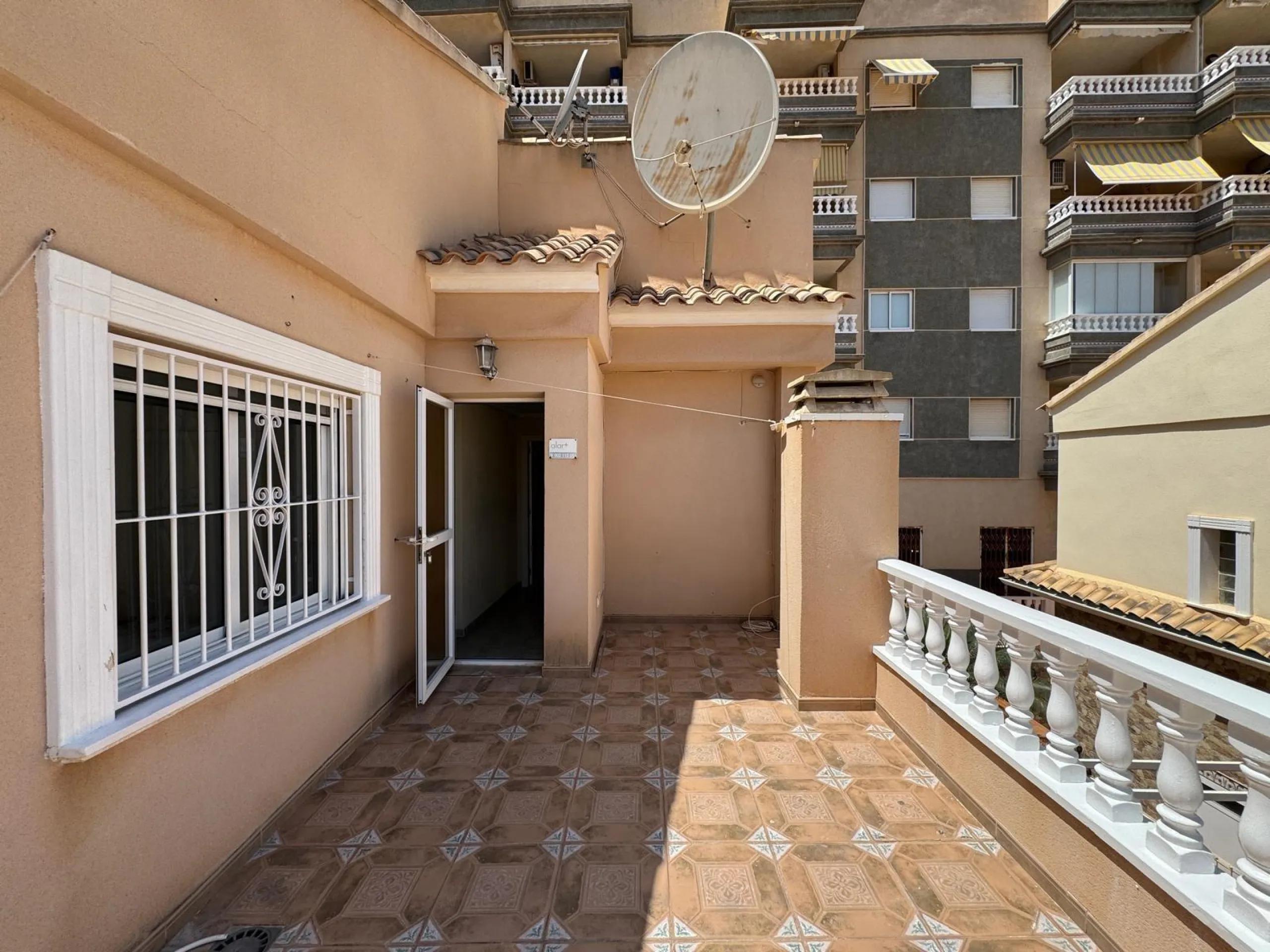 ADOSADO EN GUARDAMAR DEL SEGURA CON GARAJE A 400 METROS DE PLAYA. 3 DORM. 2 BAÑOS. SOTANO DE 60 M2. PISCINA COMUNITARIA.