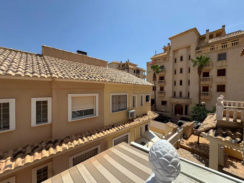 ADOSADO EN GUARDAMAR DEL SEGURA CON GARAJE A 400 METROS DE PLAYA. 3 DORM. 2 BAÑOS. SOTANO DE 60 M2. PISCINA COMUNITARIA.