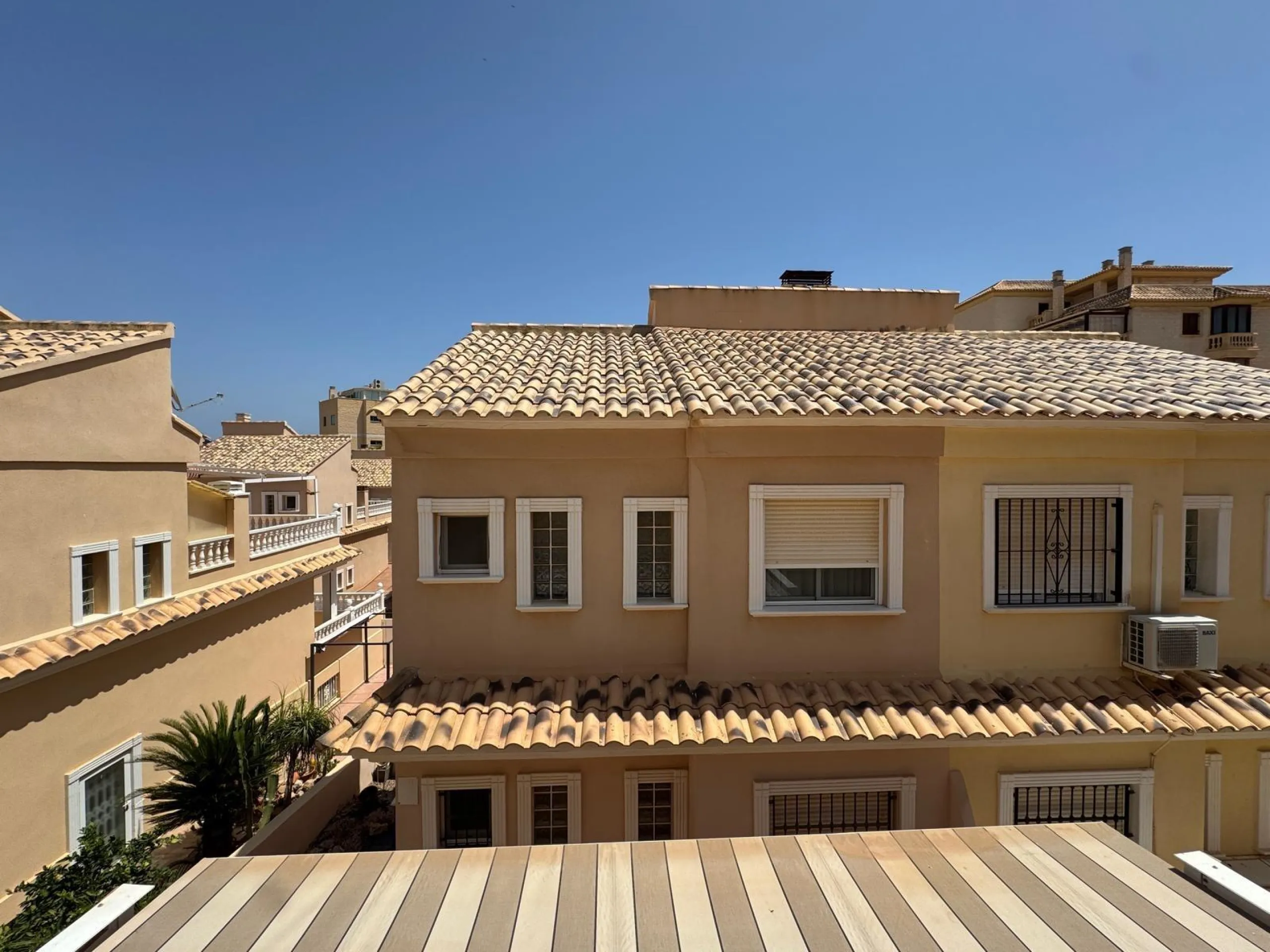 ADOSADO EN GUARDAMAR DEL SEGURA CON GARAJE A 400 METROS DE PLAYA. 3 DORM. 2 BAÑOS. SOTANO DE 60 M2. PISCINA COMUNITARIA.