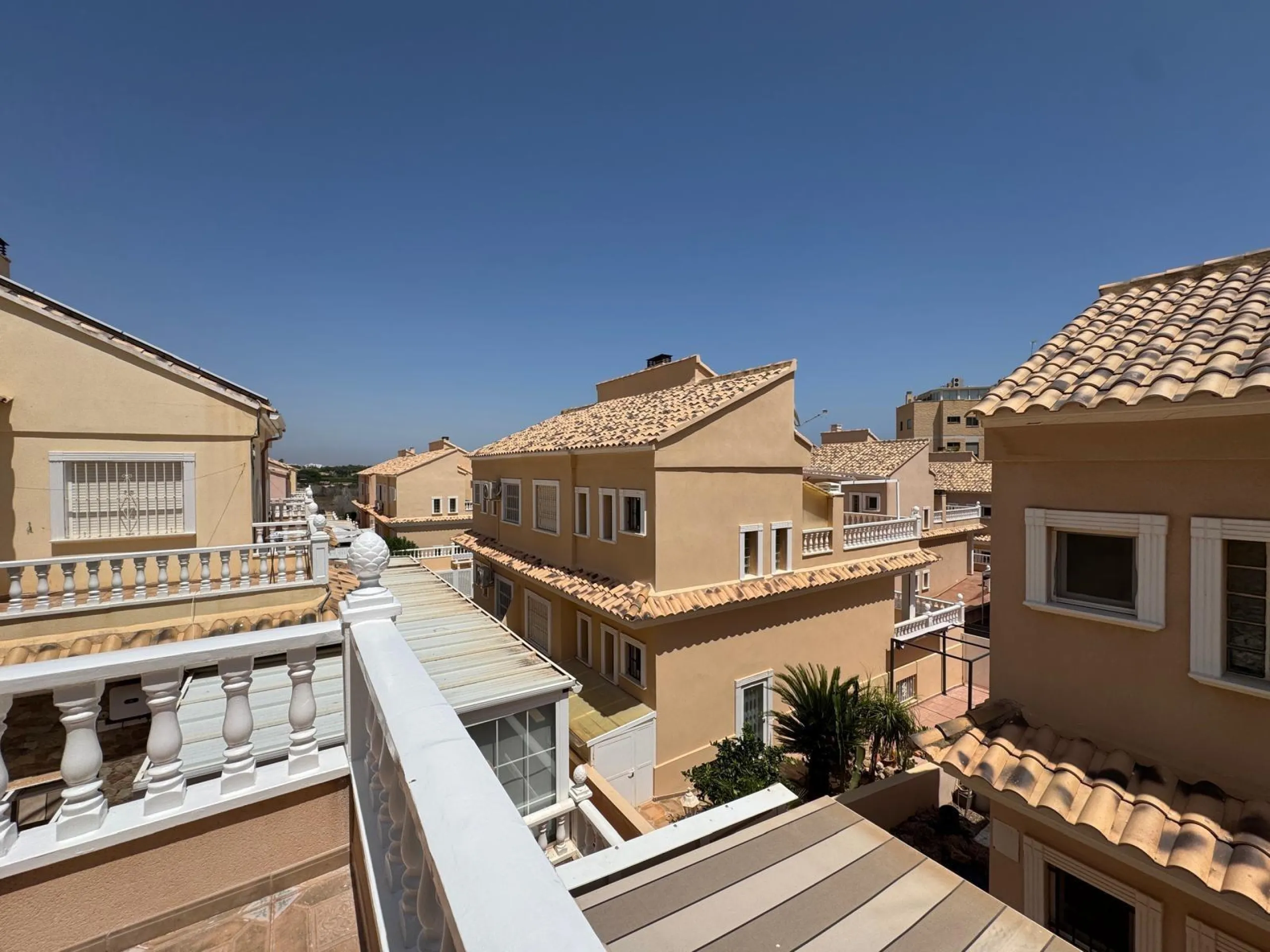 ADOSADO EN GUARDAMAR DEL SEGURA CON GARAJE A 400 METROS DE PLAYA. 3 DORM. 2 BAÑOS. SOTANO DE 60 M2. PISCINA COMUNITARIA.