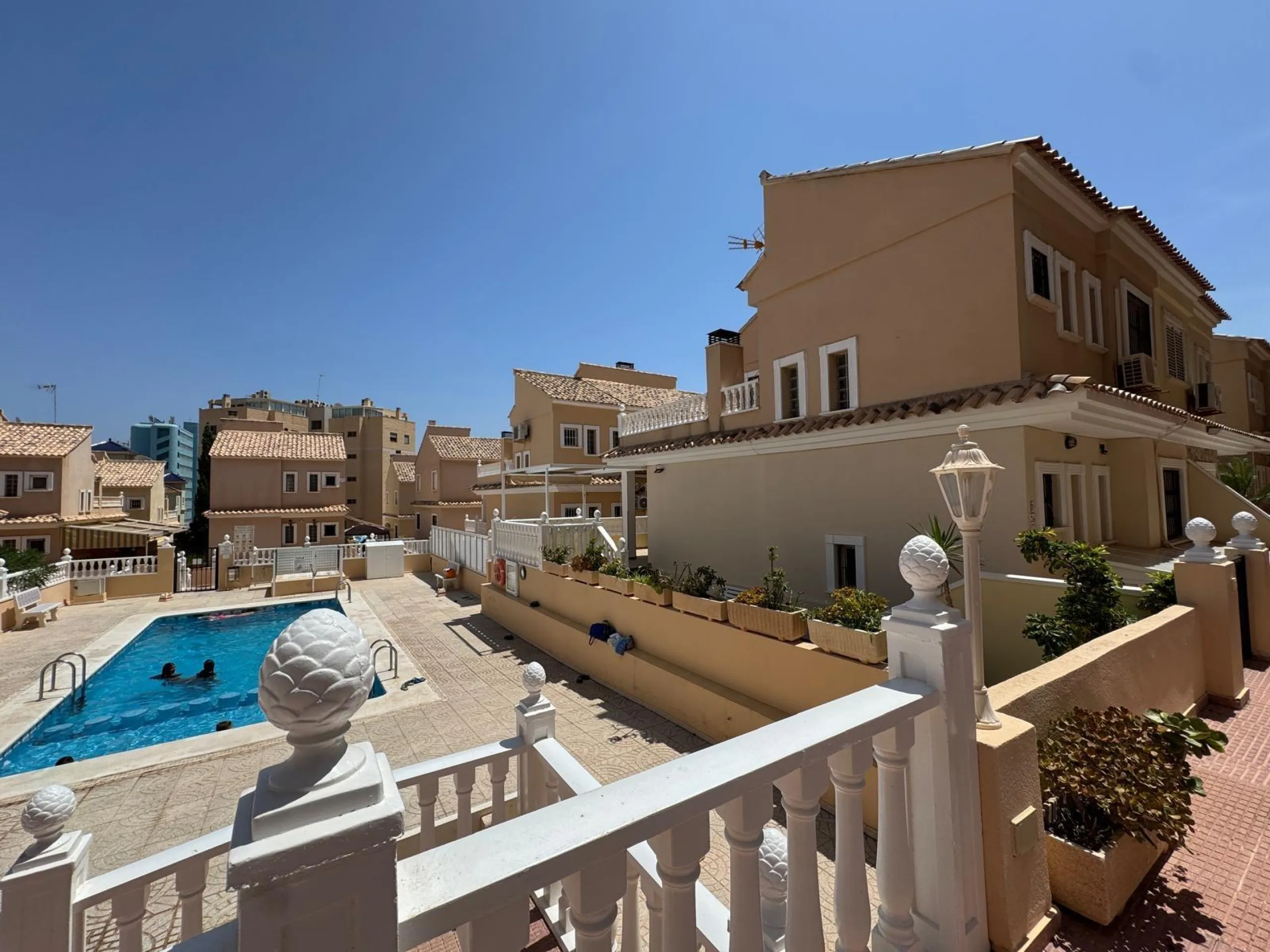 ADOSADO EN GUARDAMAR DEL SEGURA CON GARAJE A 400 METROS DE PLAYA. 3 DORM. 2 BAÑOS. SOTANO DE 60 M2. PISCINA COMUNITARIA.