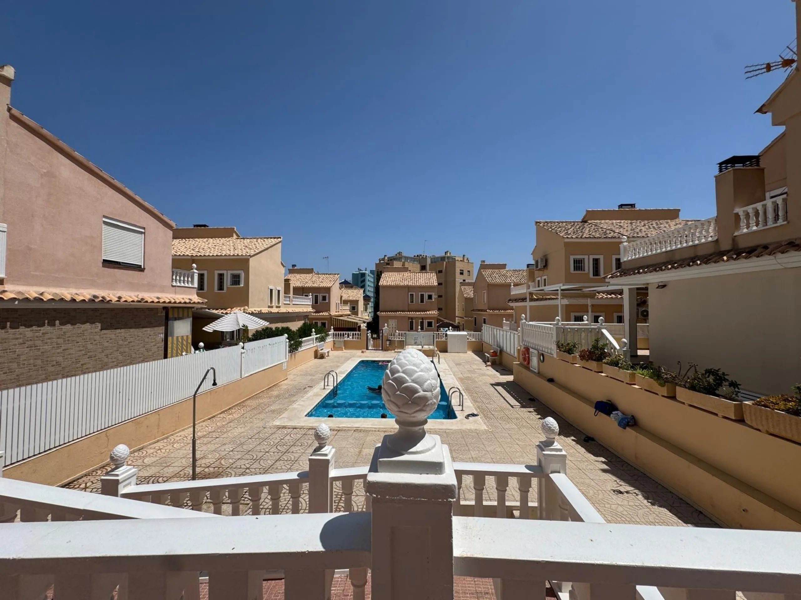 ADOSADO EN GUARDAMAR DEL SEGURA CON GARAJE A 400 METROS DE PLAYA. 3 DORM. 2 BAÑOS. SOTANO DE 60 M2. PISCINA COMUNITARIA.
