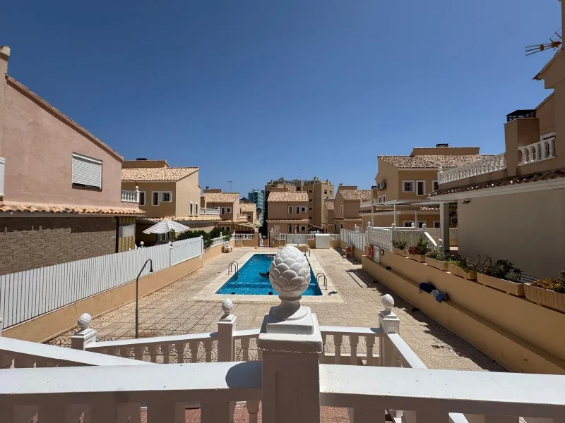 ADOSADO EN GUARDAMAR DEL SEGURA CON GARAJE A 400 METROS DE PLAYA. 3 DORM. 2 BAÑOS. SOTANO DE 60 M2. PISCINA COMUNITARIA.