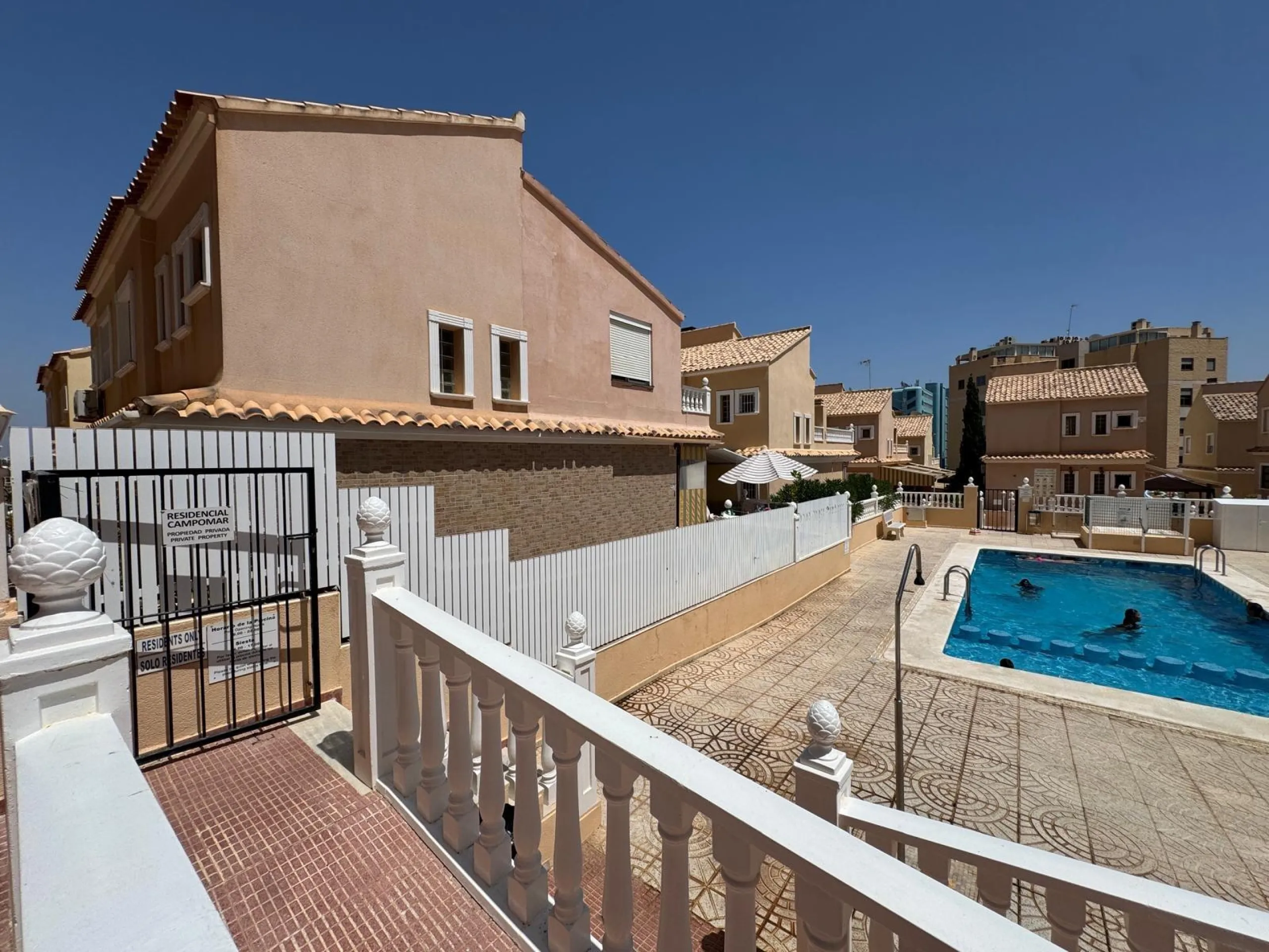 ADOSADO EN GUARDAMAR DEL SEGURA CON GARAJE A 400 METROS DE PLAYA. 3 DORM. 2 BAÑOS. SOTANO DE 60 M2. PISCINA COMUNITARIA.