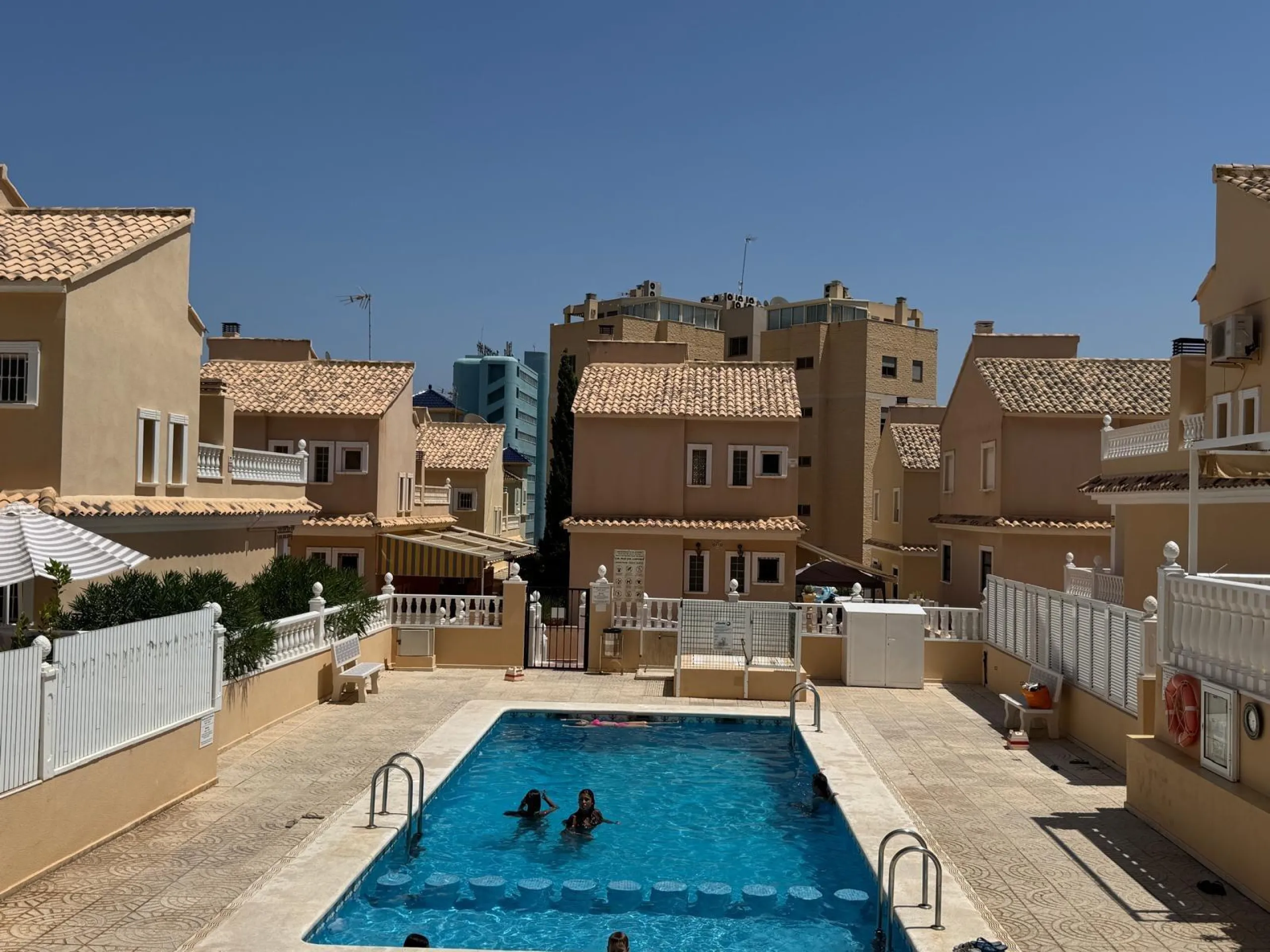 ADOSADO EN GUARDAMAR DEL SEGURA CON GARAJE A 400 METROS DE PLAYA. 3 DORM. 2 BAÑOS. SOTANO DE 60 M2. PISCINA COMUNITARIA.