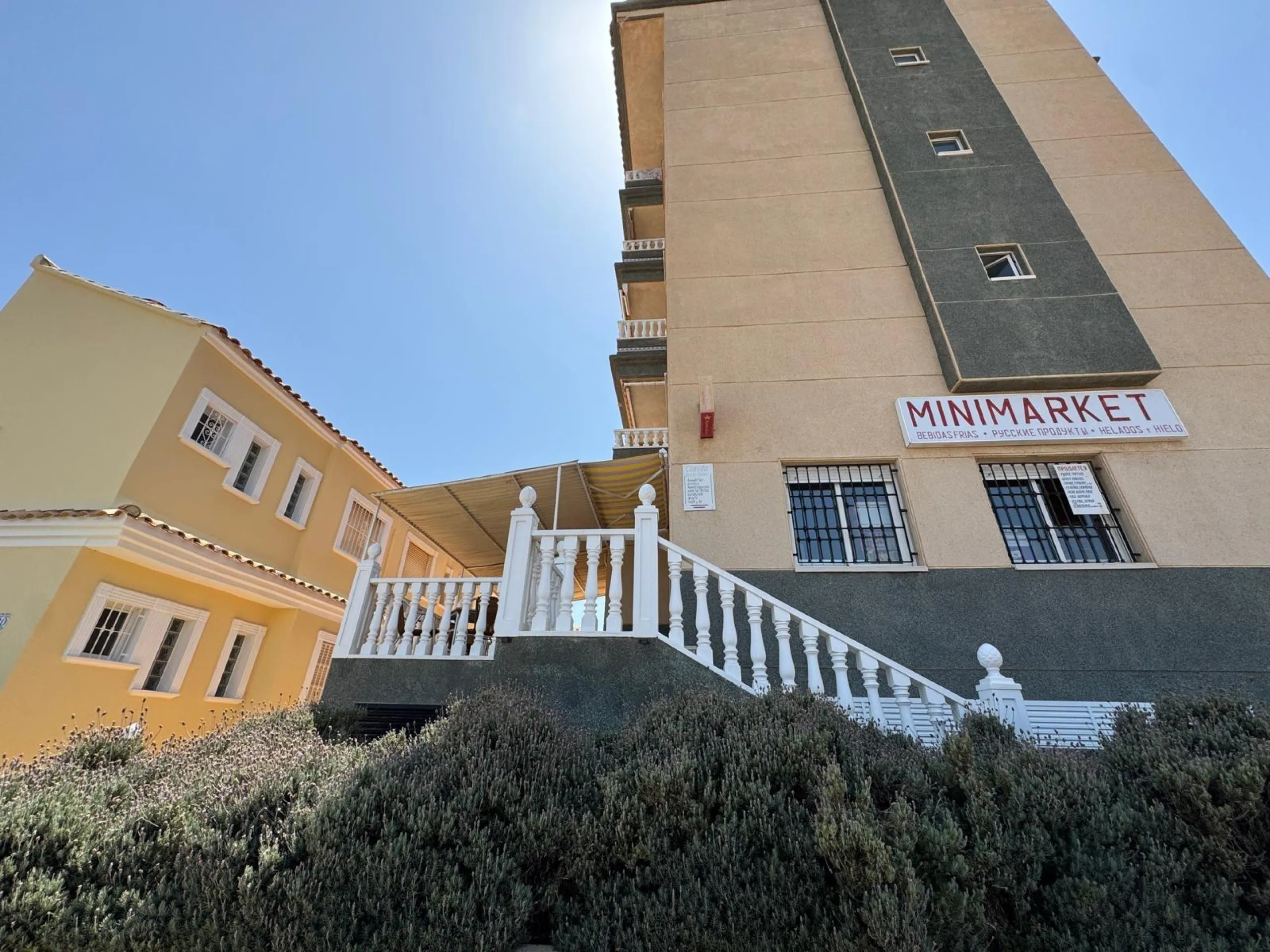 ADOSADO EN GUARDAMAR DEL SEGURA CON GARAJE A 400 METROS DE PLAYA. 3 DORM. 2 BAÑOS. SOTANO DE 60 M2. PISCINA COMUNITARIA.