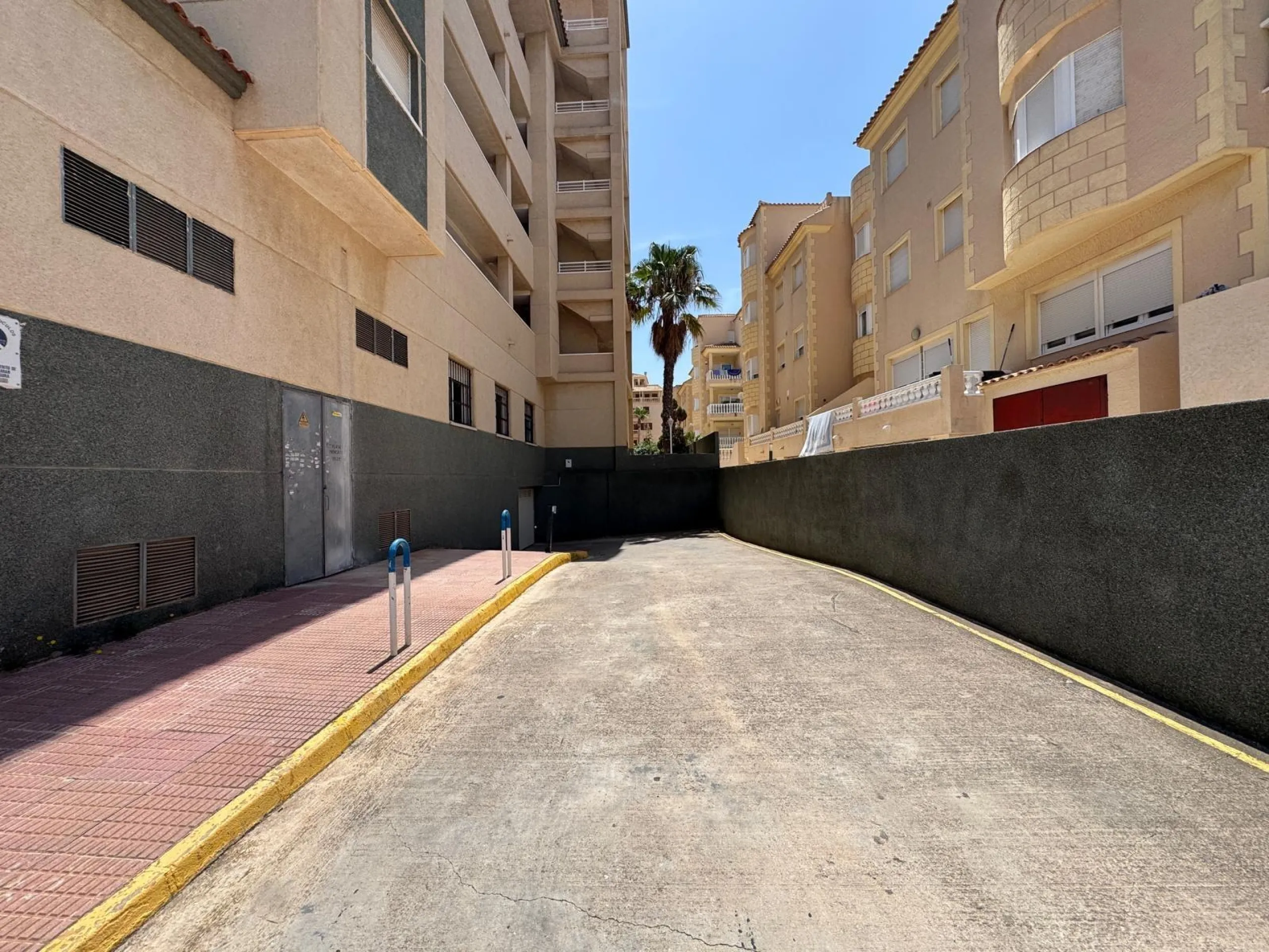 ADOSADO EN GUARDAMAR DEL SEGURA CON GARAJE A 400 METROS DE PLAYA. 3 DORM. 2 BAÑOS. SOTANO DE 60 M2. PISCINA COMUNITARIA.