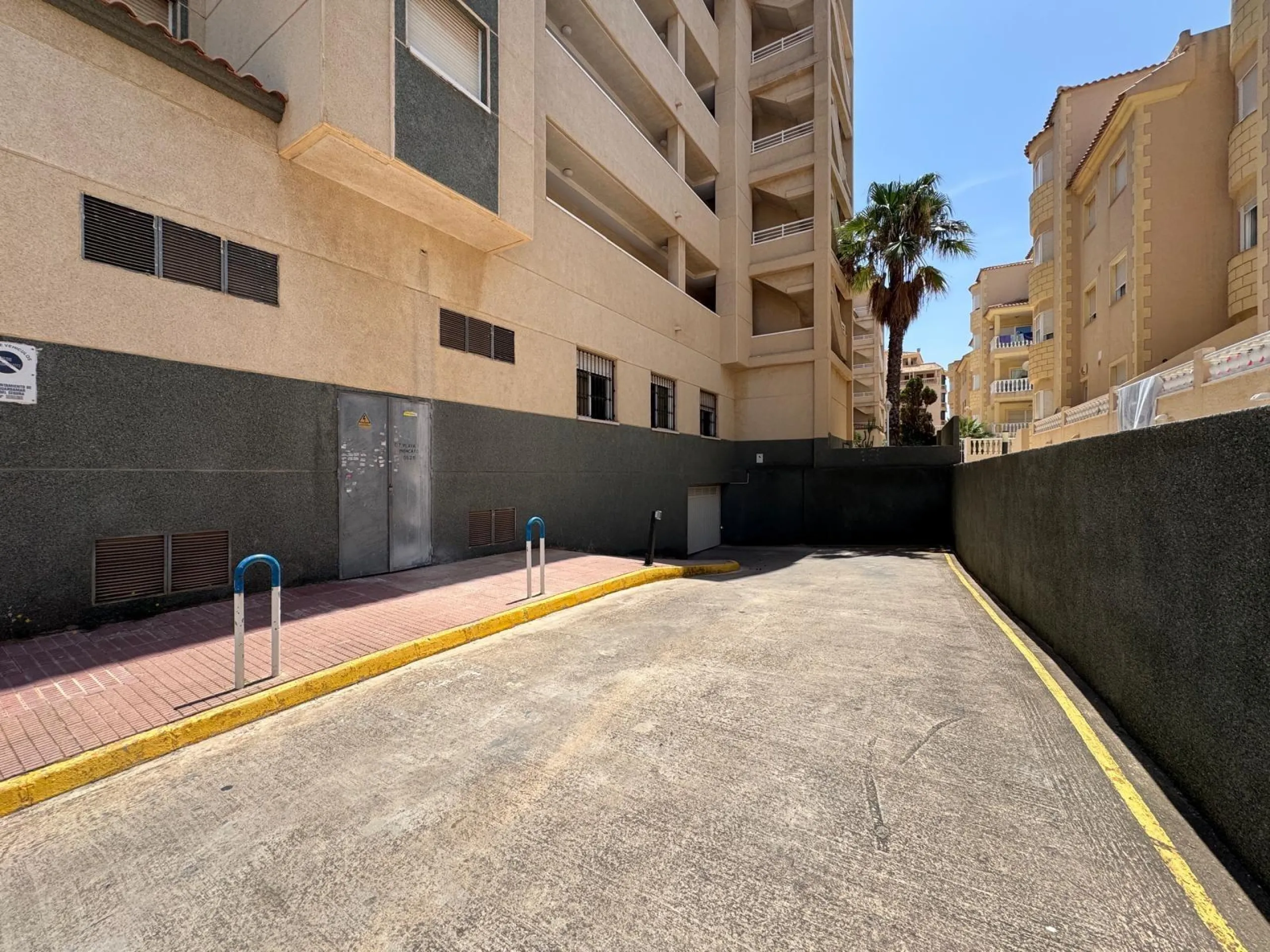 ADOSADO EN GUARDAMAR DEL SEGURA CON GARAJE A 400 METROS DE PLAYA. 3 DORM. 2 BAÑOS. SOTANO DE 60 M2. PISCINA COMUNITARIA.
