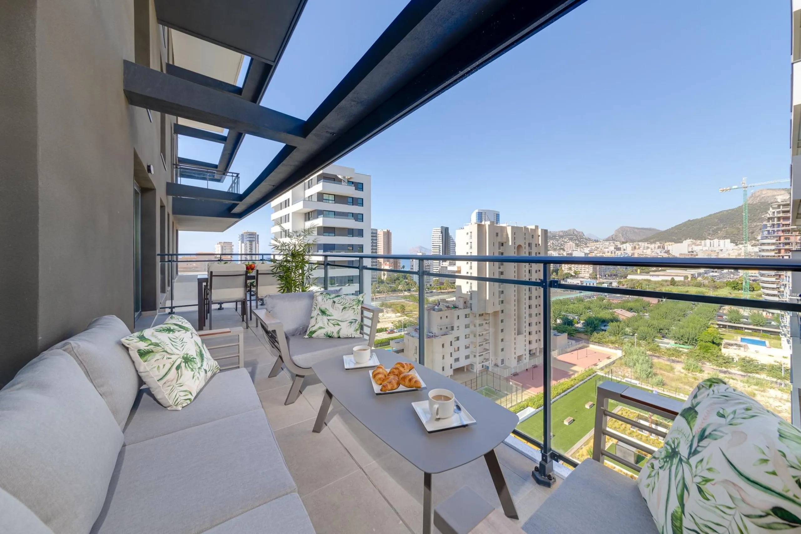 SPECTACULAR NEW LARGE APARTMENT WITH SEA AND MOUNTAIN VIEWS IN CALPE