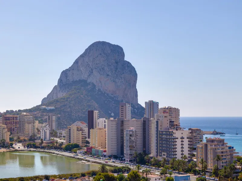 SPECTACULAR NEW LARGE APARTMENT WITH SEA AND MOUNTAIN VIEWS IN CALPE