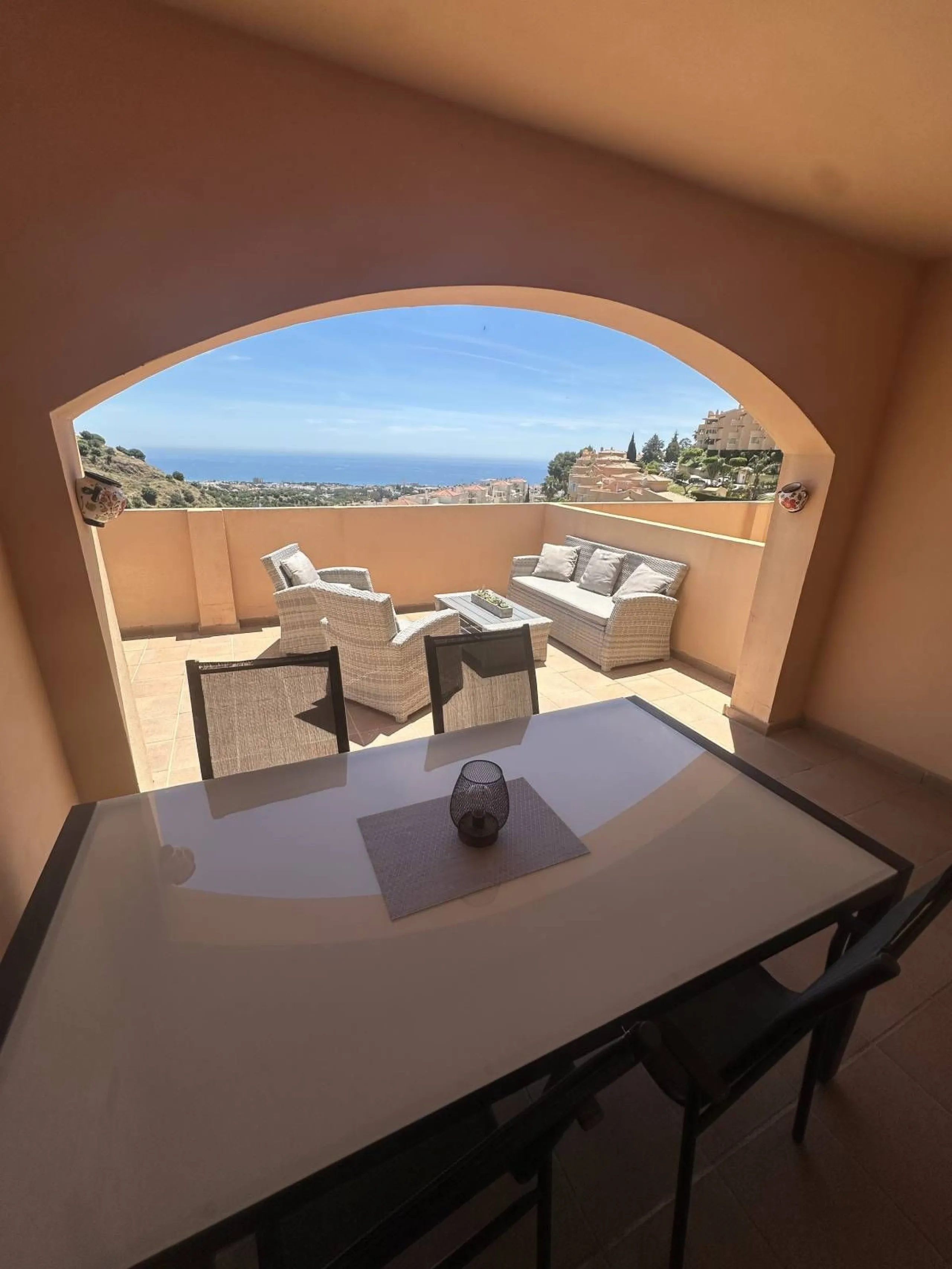 Atemberaubende 2-Zimmer-Wohnung mit Meerblick, privatem Tiefgaragenstellplatz und Abstellraum – Bellavista Hills 2, Calahonda – 349.000 €