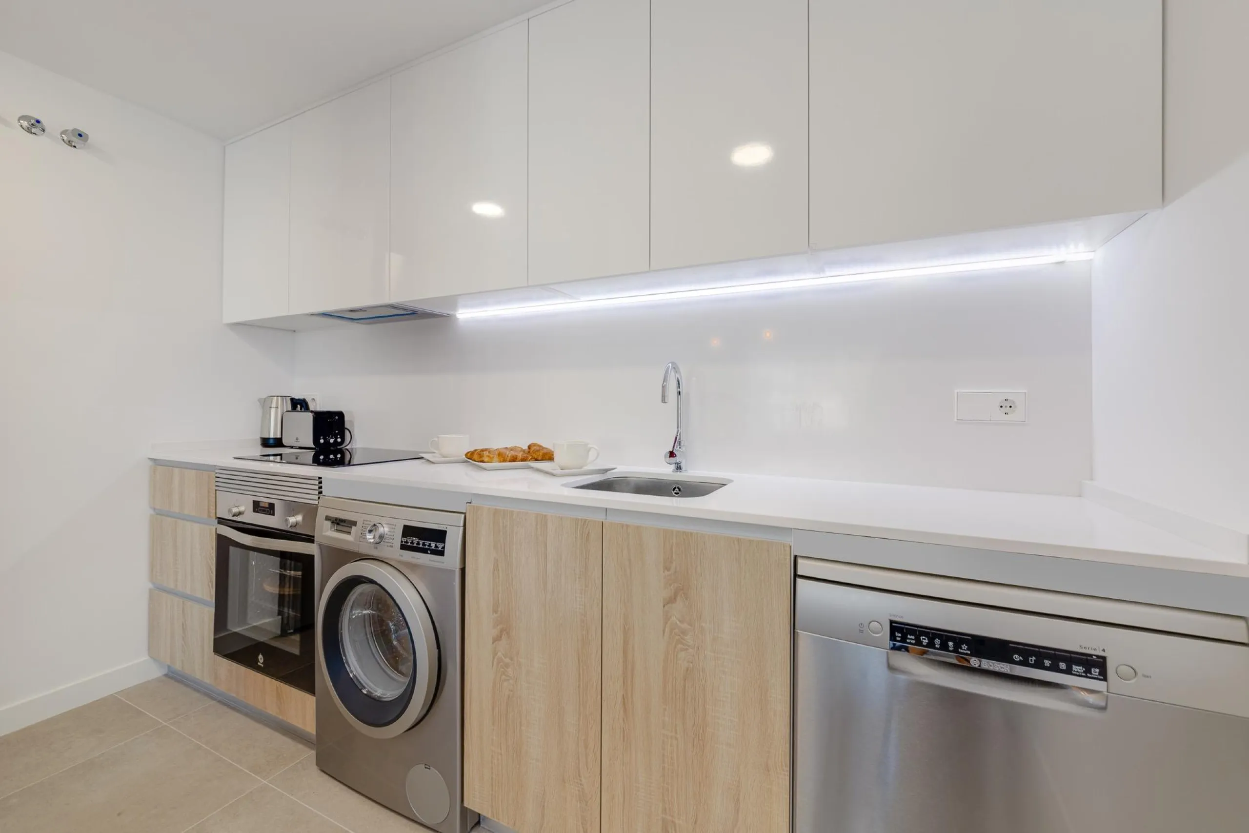 SPECTACULAR NEW LARGE APARTMENT WITH SEA AND MOUNTAIN VIEWS IN CALPE