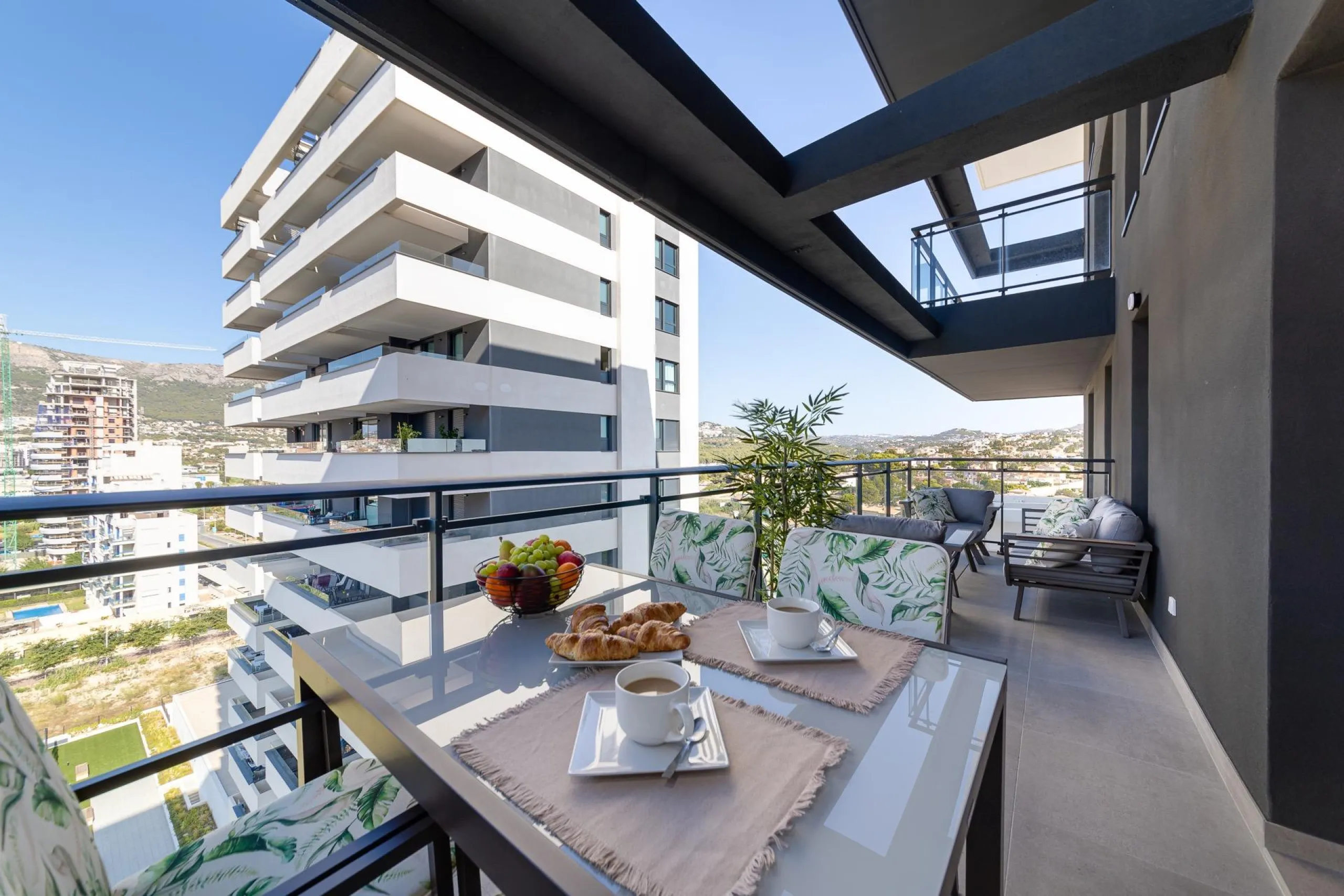 SPECTACULAR NEW LARGE APARTMENT WITH SEA AND MOUNTAIN VIEWS IN CALPE