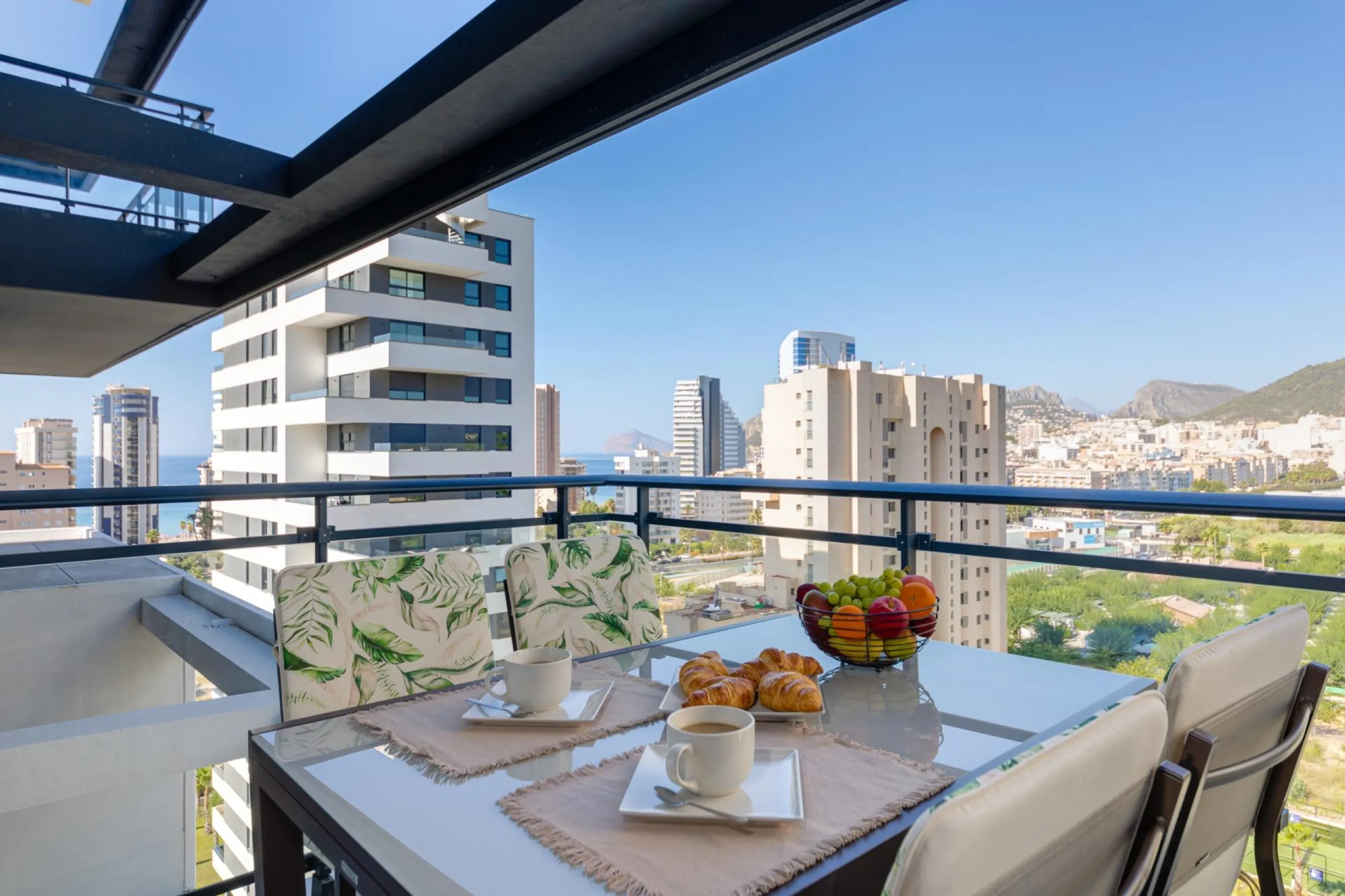 SPECTACULAR NEW LARGE APARTMENT WITH SEA AND MOUNTAIN VIEWS IN CALPE