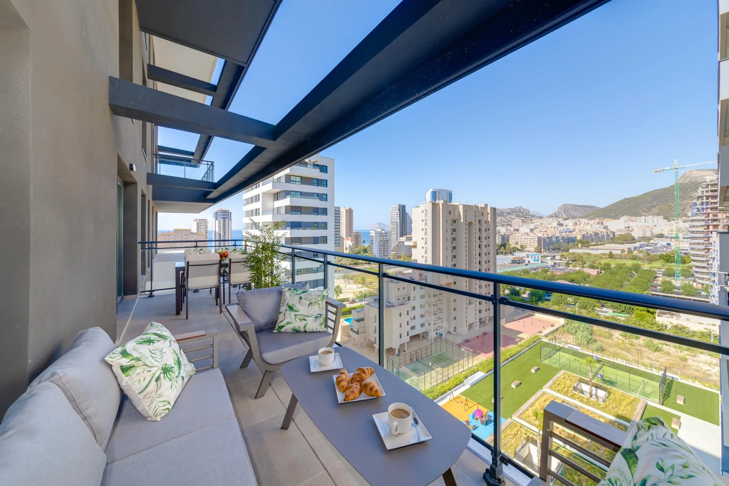 SPECTACULAR NEW LARGE APARTMENT WITH SEA AND MOUNTAIN VIEWS IN CALPE