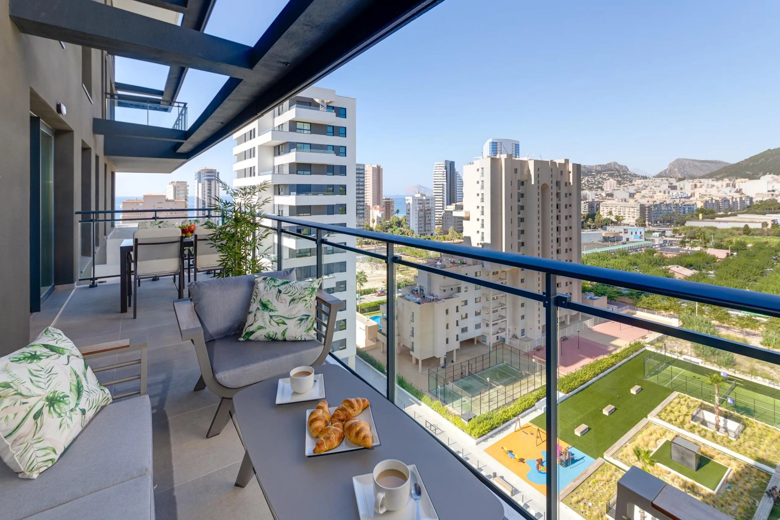 SPECTACULAR NEW LARGE APARTMENT WITH SEA AND MOUNTAIN VIEWS IN CALPE