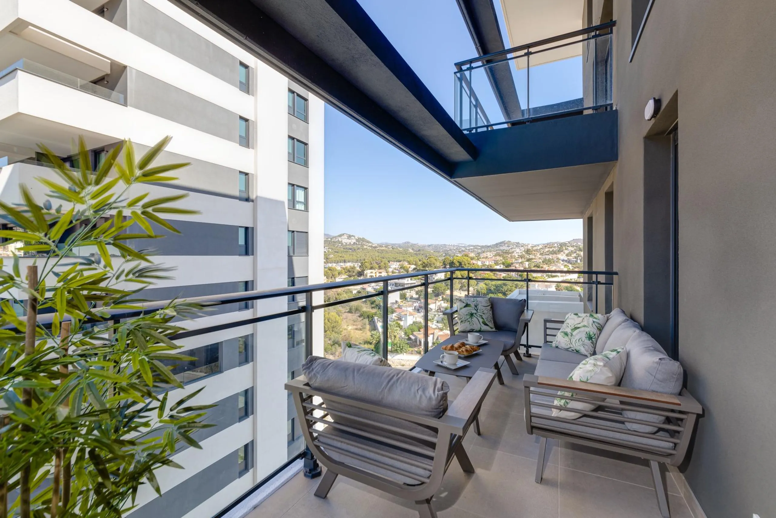 SPECTACULAR NEW LARGE APARTMENT WITH SEA AND MOUNTAIN VIEWS IN CALPE