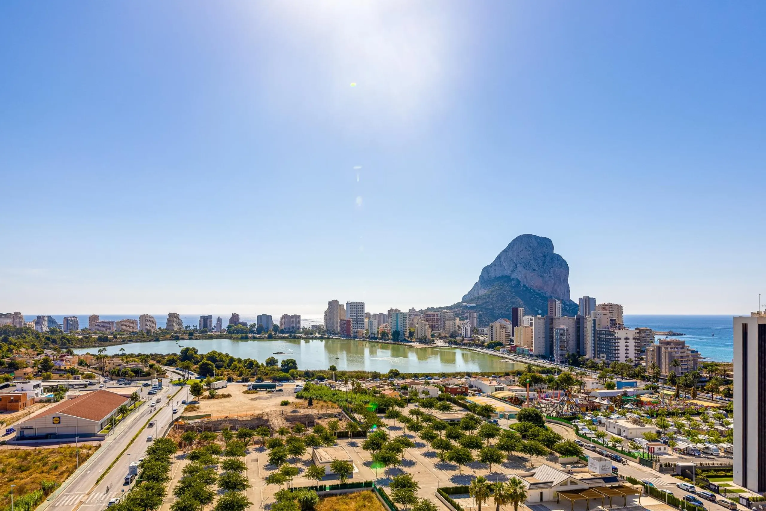 SPECTACULAR NEW LARGE APARTMENT WITH SEA AND MOUNTAIN VIEWS IN CALPE