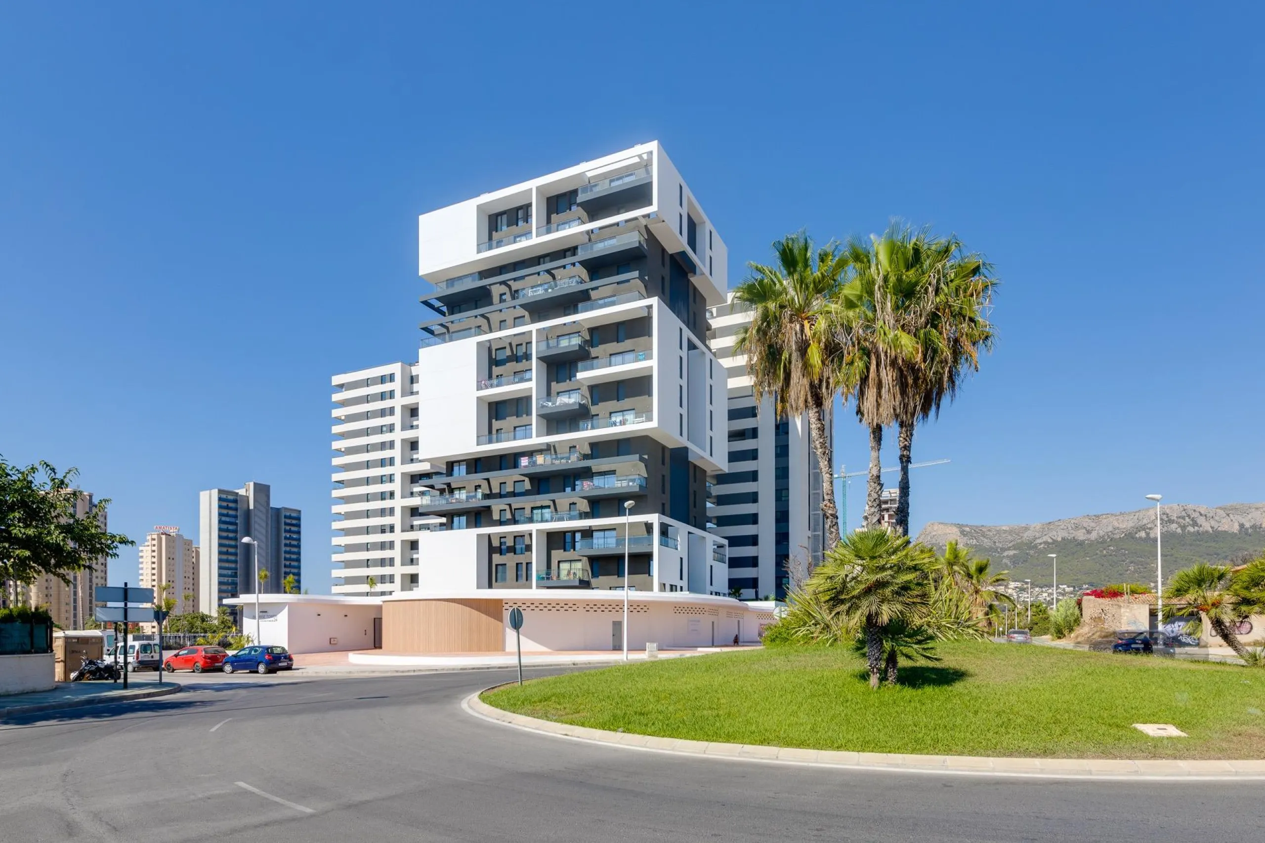 SPECTACULAR NEW LARGE APARTMENT WITH SEA AND MOUNTAIN VIEWS IN CALPE