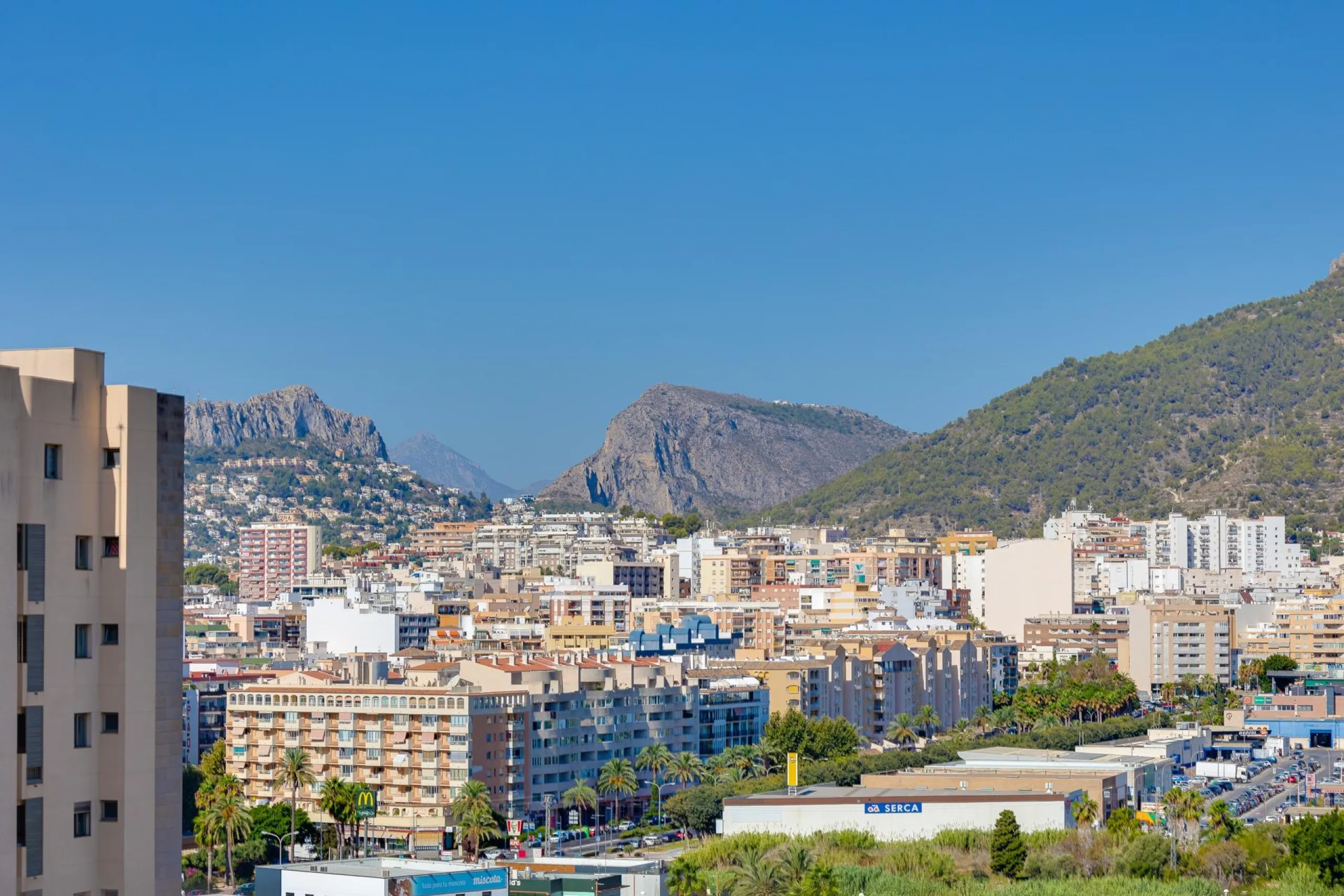 SPECTACULAR NEW LARGE APARTMENT WITH SEA AND MOUNTAIN VIEWS IN CALPE