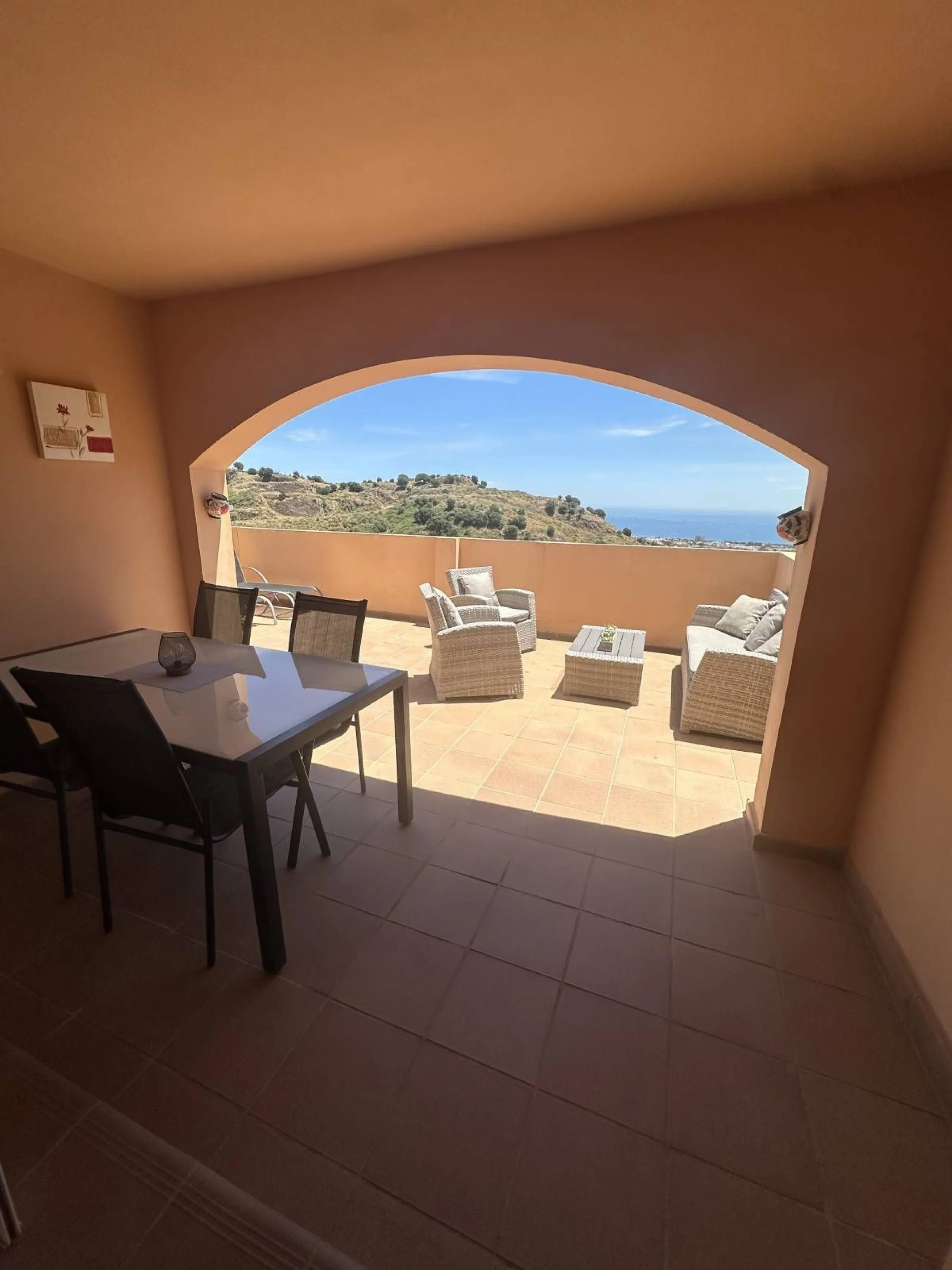 Atemberaubende 2-Zimmer-Wohnung mit Meerblick, privatem Tiefgaragenstellplatz und Abstellraum – Bellavista Hills 2, Calahonda – 349.000 €
