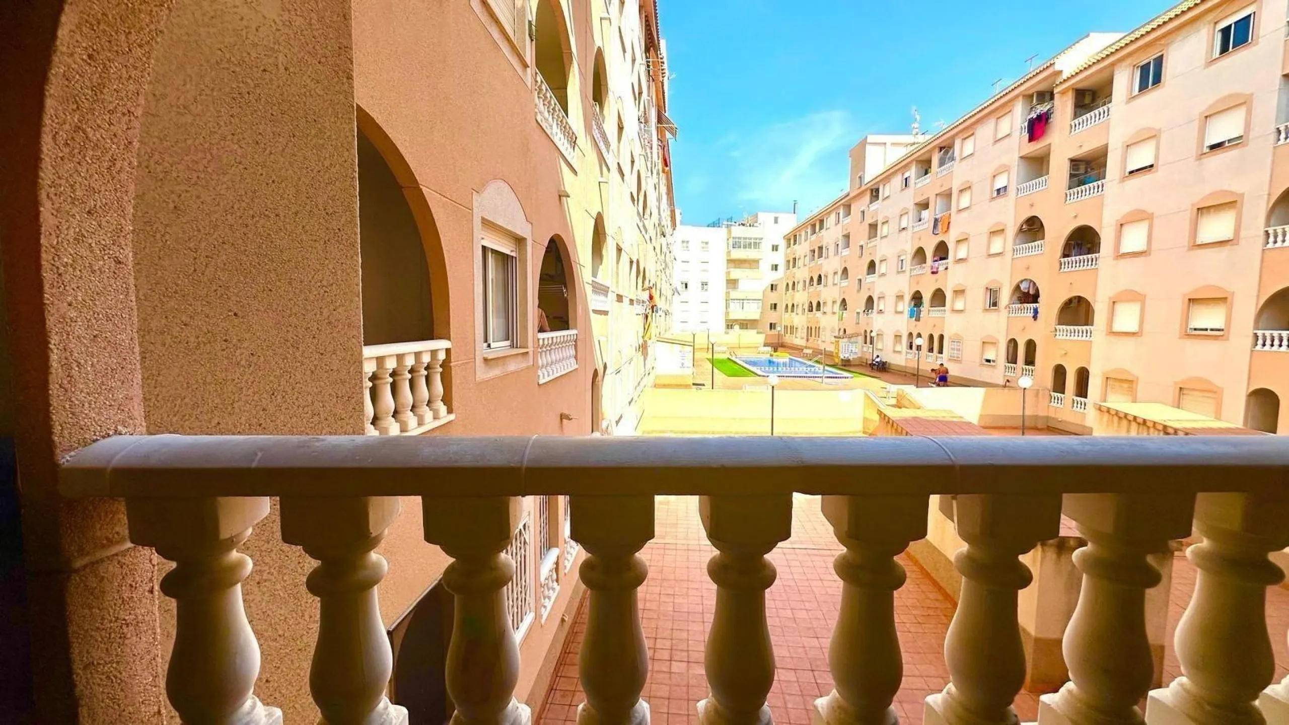 APATRAMENTO EN EL CENTRO DE TORREVIEJA CON PISCINA Y GARAJE INCLUIDO. 2 DORM. 1 BAÑO. PLAYA A 700 METROS.