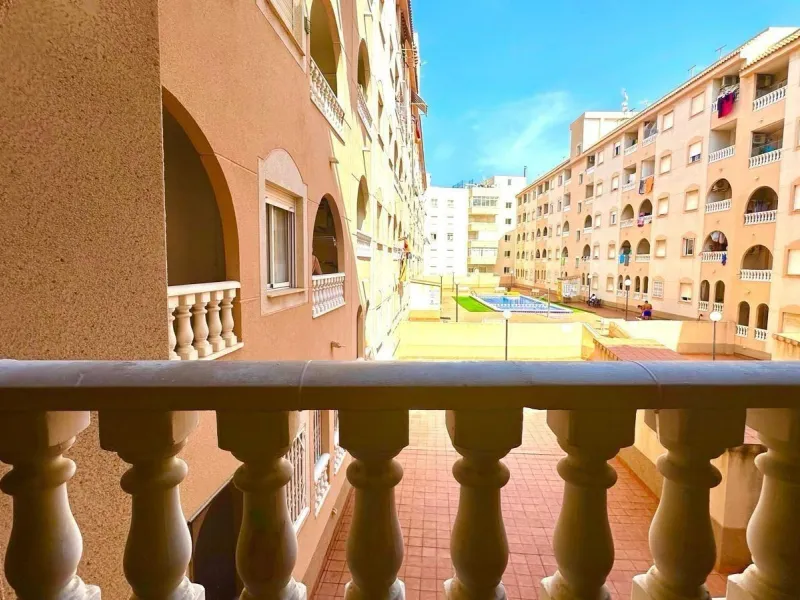 APATRAMENTO EN EL CENTRO DE TORREVIEJA CON PISCINA Y GARAJE INCLUIDO. 2 DORM. 1 BAÑO. PLAYA A 700 METROS.