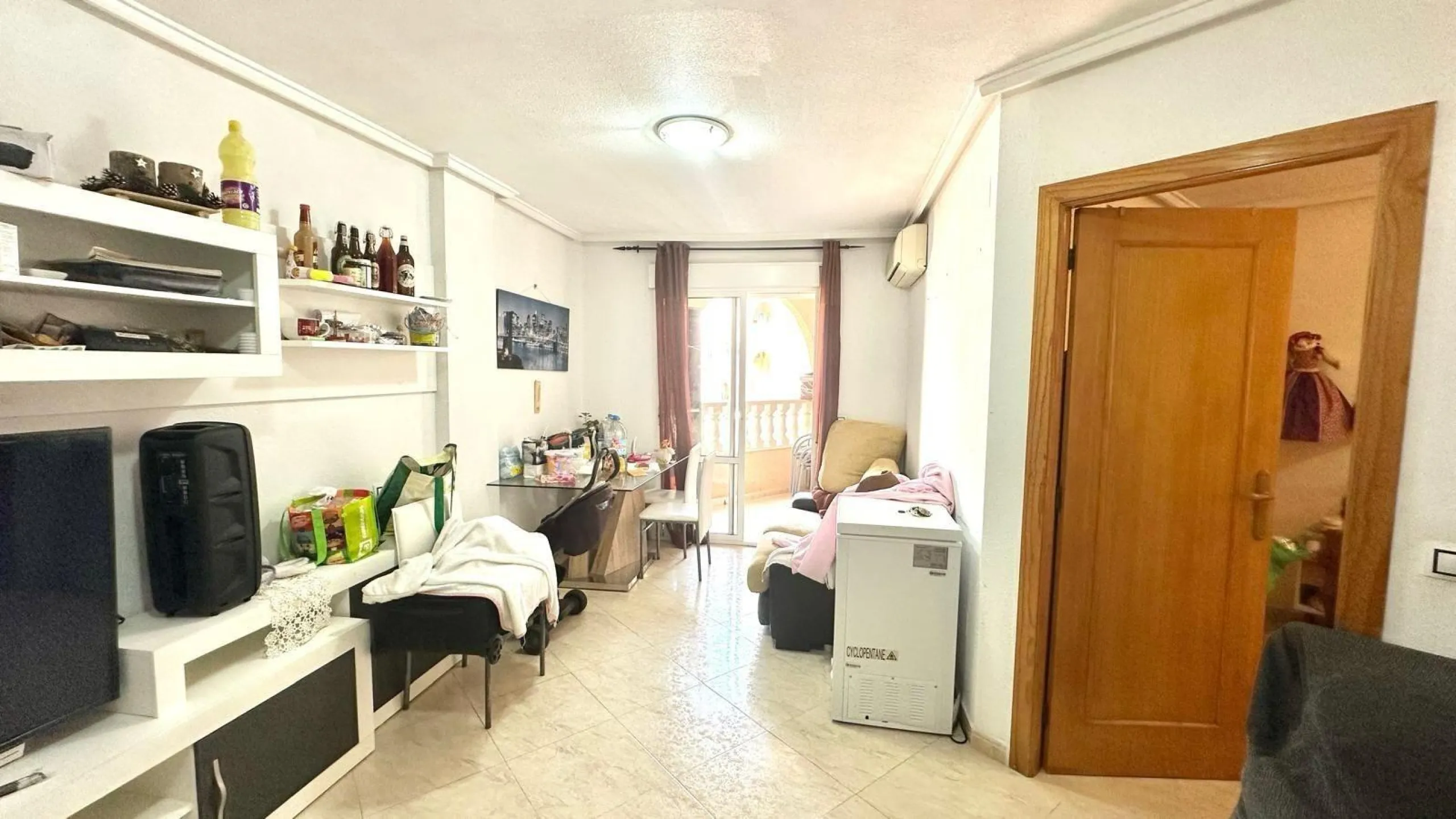 APATRAMENTO EN EL CENTRO DE TORREVIEJA CON PISCINA Y GARAJE INCLUIDO. 2 DORM. 1 BAÑO. PLAYA A 700 METROS.