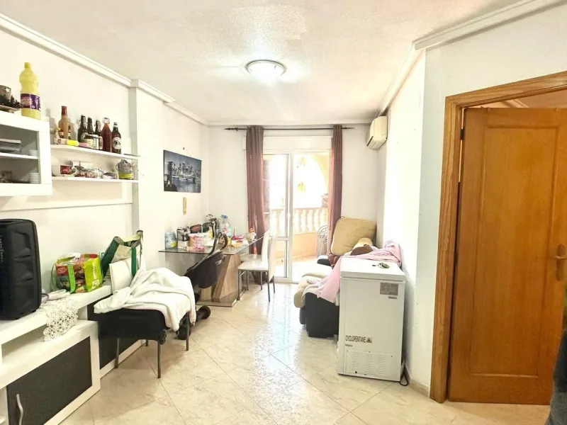APATRAMENTO EN EL CENTRO DE TORREVIEJA CON PISCINA Y GARAJE INCLUIDO. 2 DORM. 1 BAÑO. PLAYA A 700 METROS.
