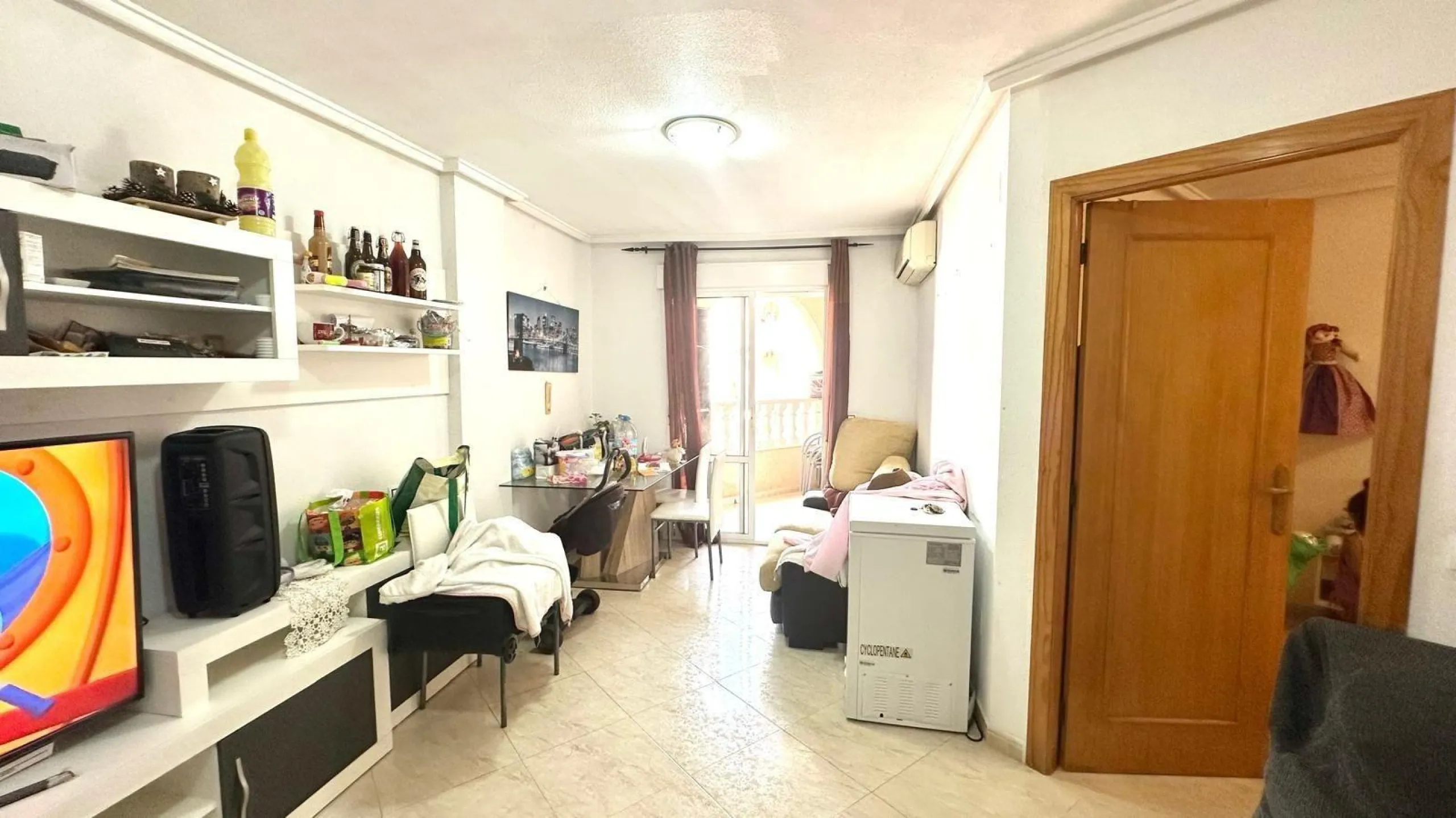 APATRAMENTO EN EL CENTRO DE TORREVIEJA CON PISCINA Y GARAJE INCLUIDO. 2 DORM. 1 BAÑO. PLAYA A 700 METROS.